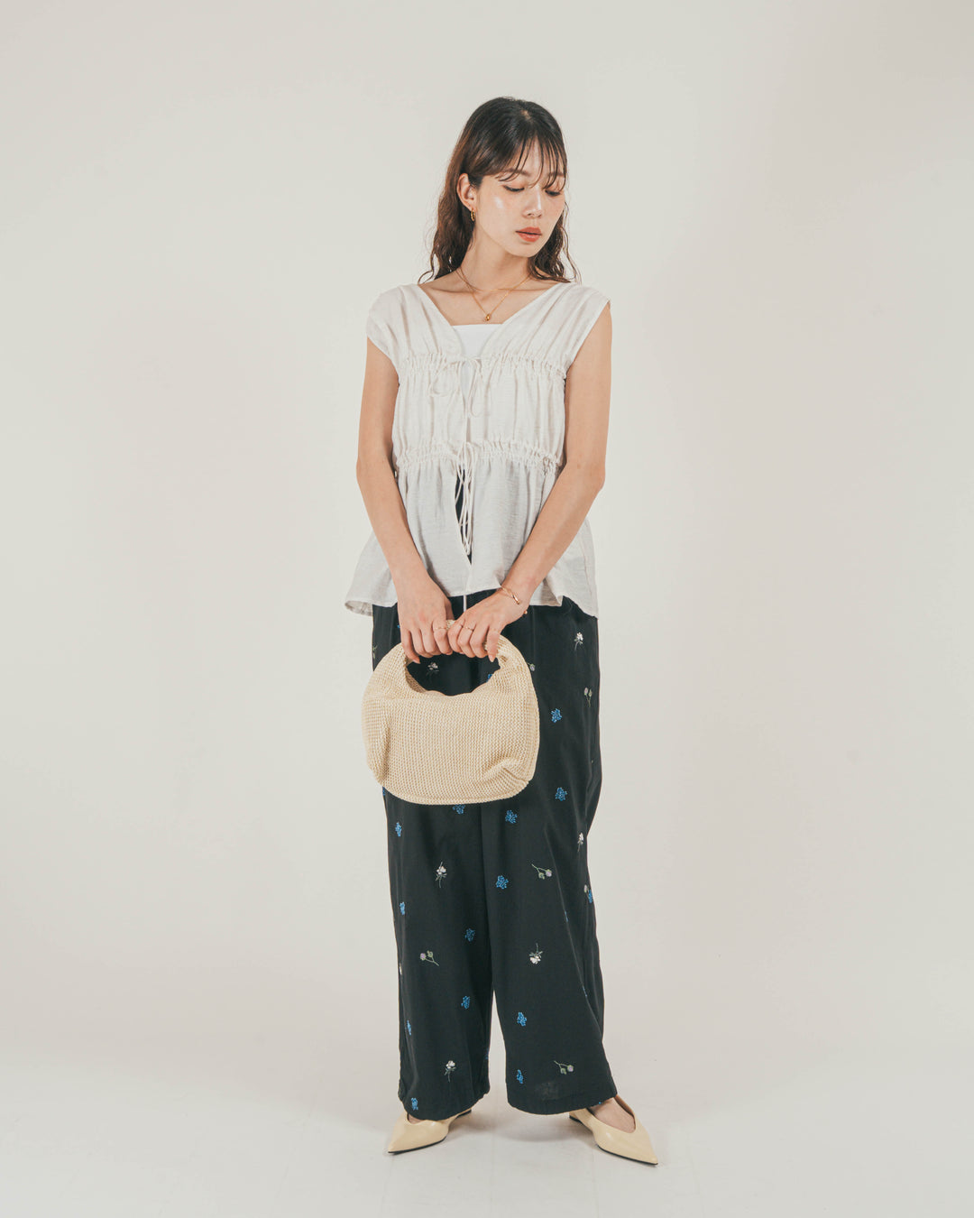 ［SET］リネンタッチShirringリボンブラウス + Flower刺繍リラックスパンツ（2SET）
