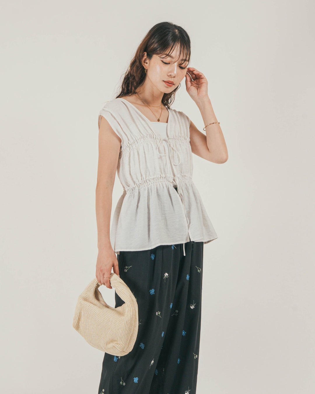 ［SET］リネンタッチShirringリボンブラウス + Flower刺繍リラックスパンツ（2SET）