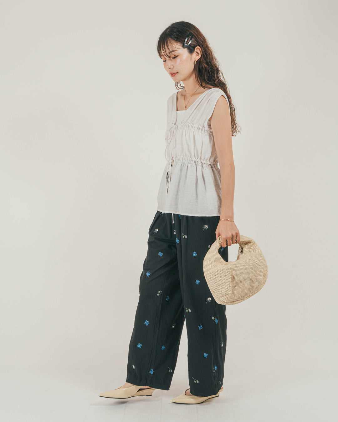 ［SET］リネンタッチShirringリボンブラウス + Flower刺繍リラックスパンツ（2SET）