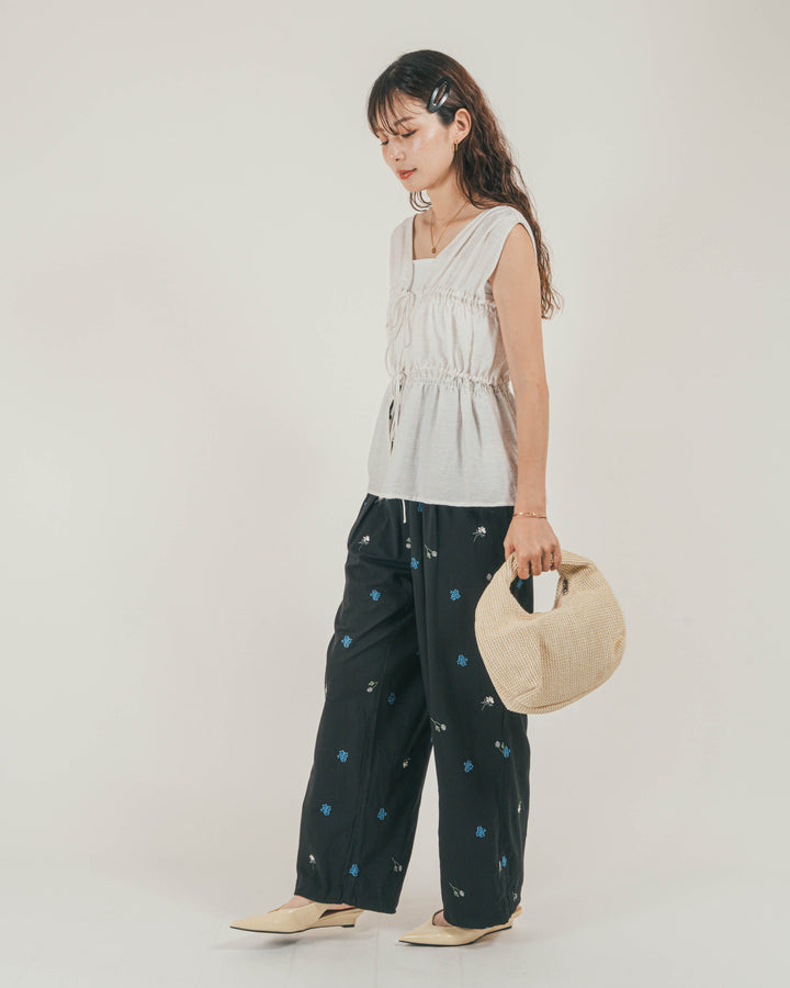 ［SET］リネンタッチShirringリボンブラウス + Flower刺繍リラックスパンツ（2SET）