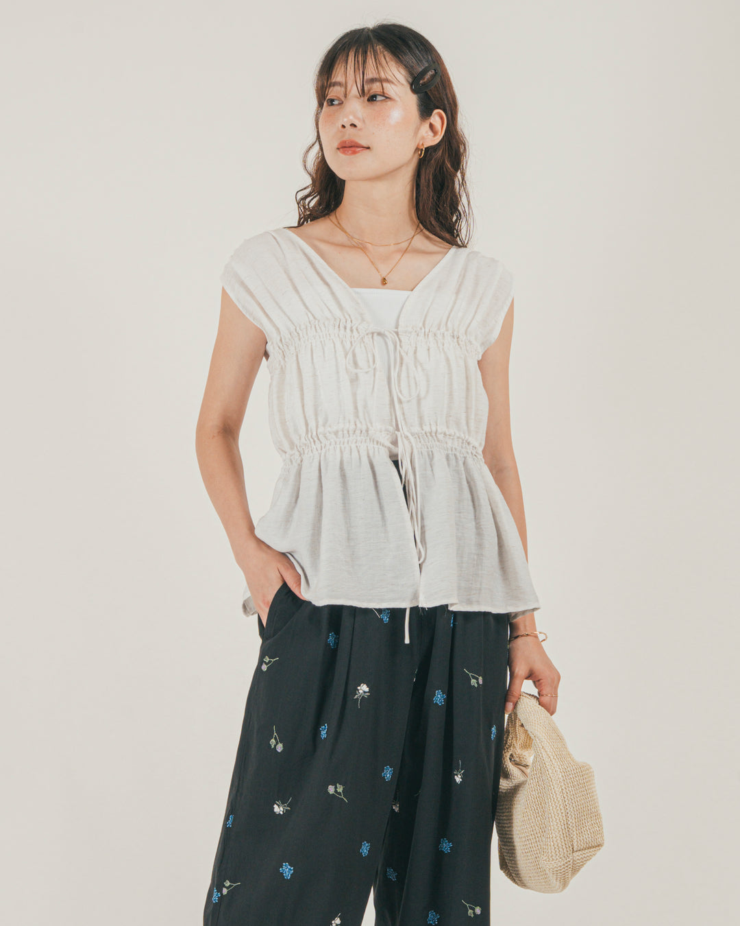 ［SET］リネンタッチShirringリボンブラウス + Flower刺繍リラックスパンツ（2SET）