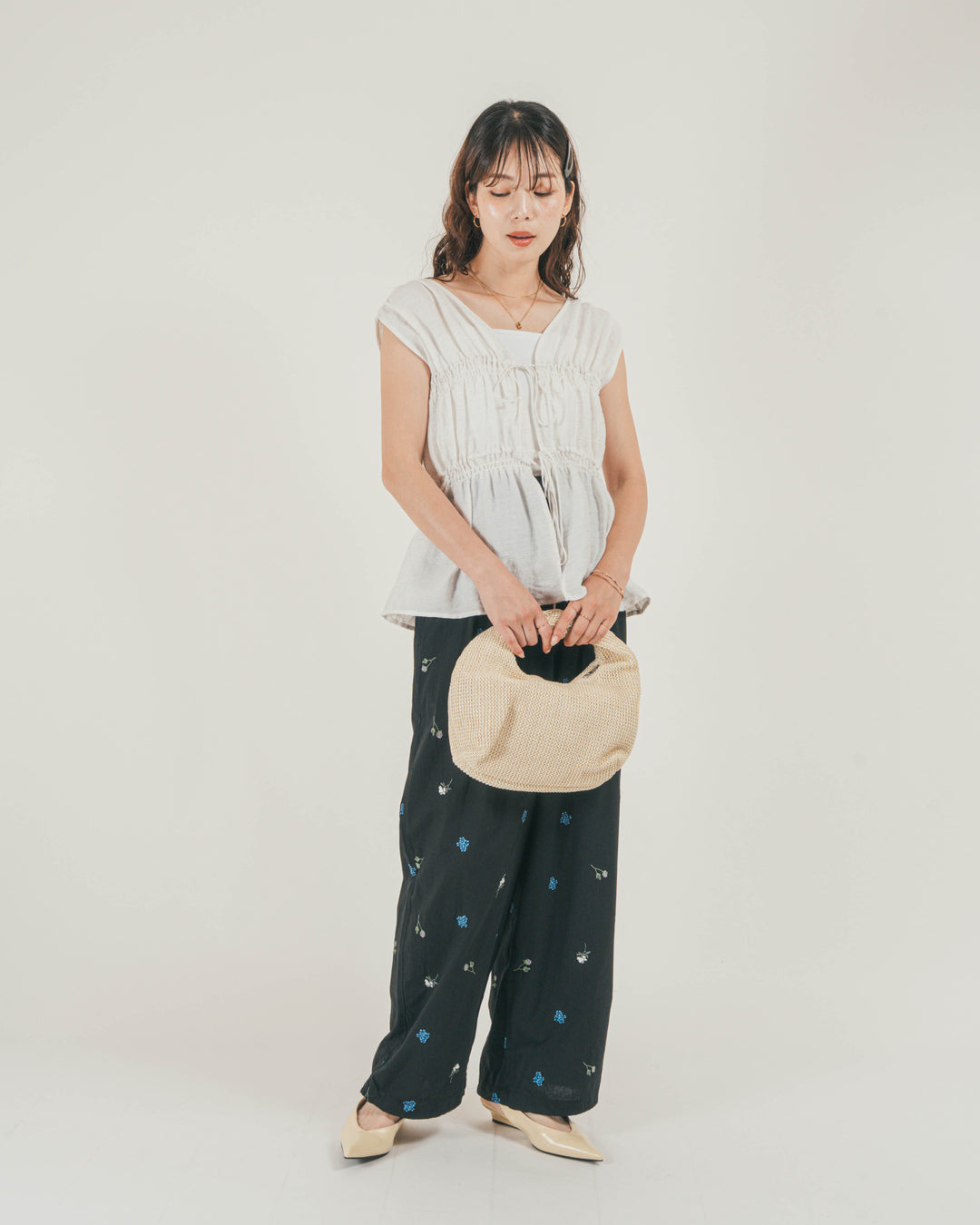 ［SET］リネンタッチShirringリボンブラウス + Flower刺繍リラックスパンツ（2SET）