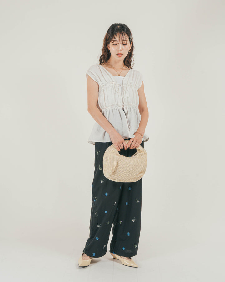 ［SET］リネンタッチShirringリボンブラウス + Flower刺繍リラックスパンツ（2SET）