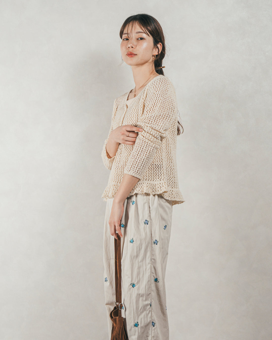 ［SET］Mixメッシュ Vネックカーデ + Flower刺繍　タックパンツ（2SET）