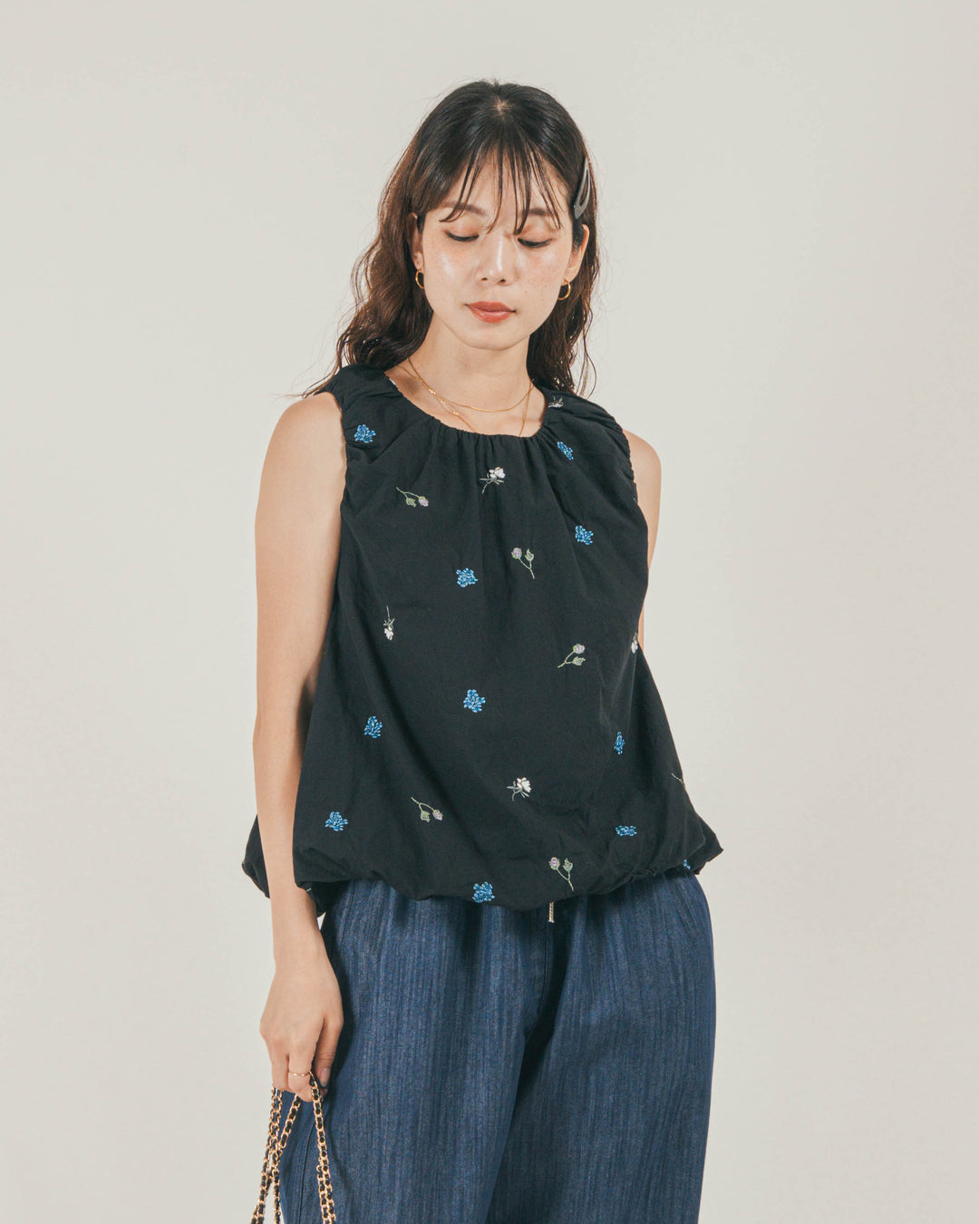 ［SET］Flower刺繍バルーンノースリブラウス + スラブデニム イージーパンツ（2SET）
