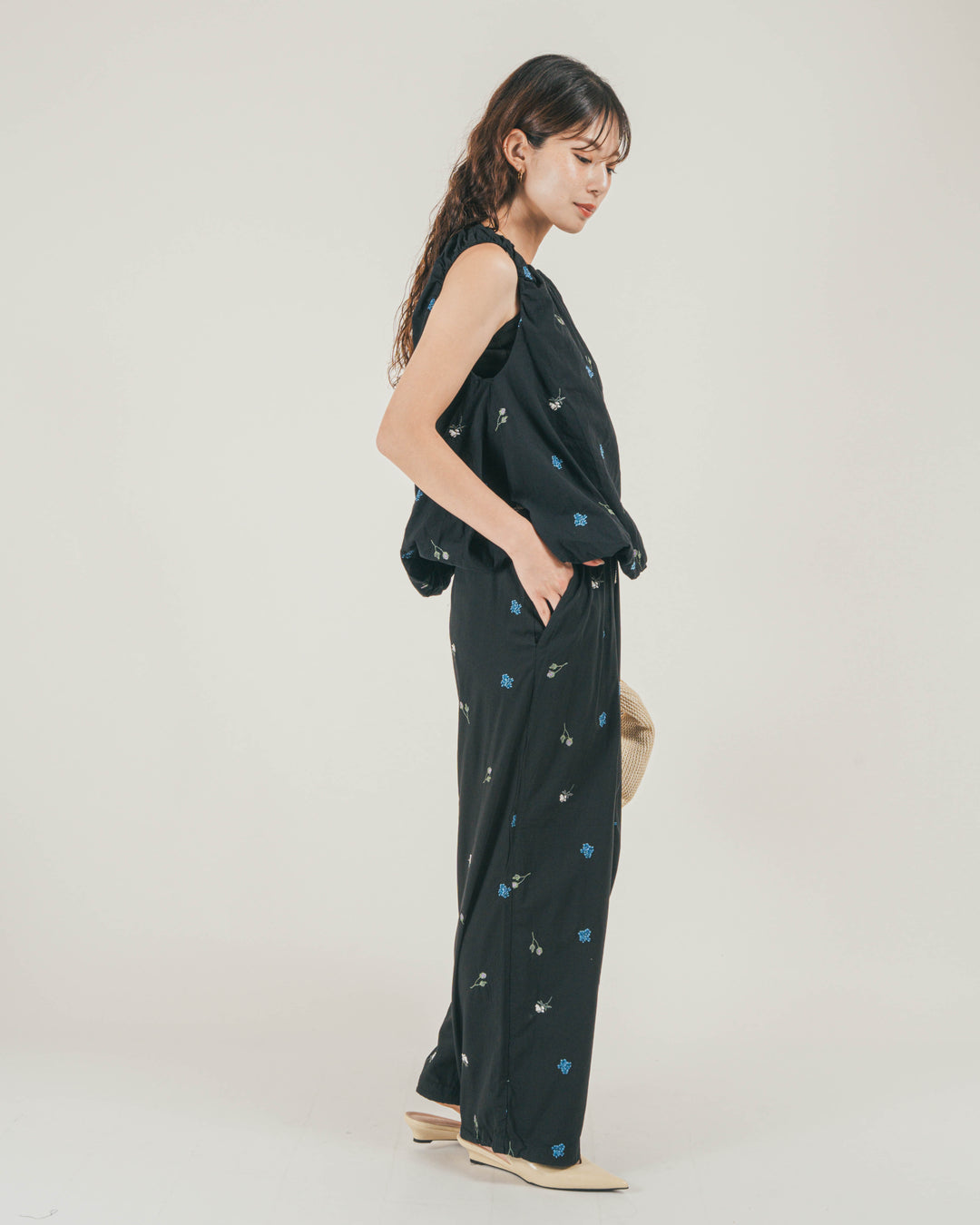 ［SET］Flower刺繍バルーンノースリブラウス + Flower刺繍リラックスパンツ（2SET）