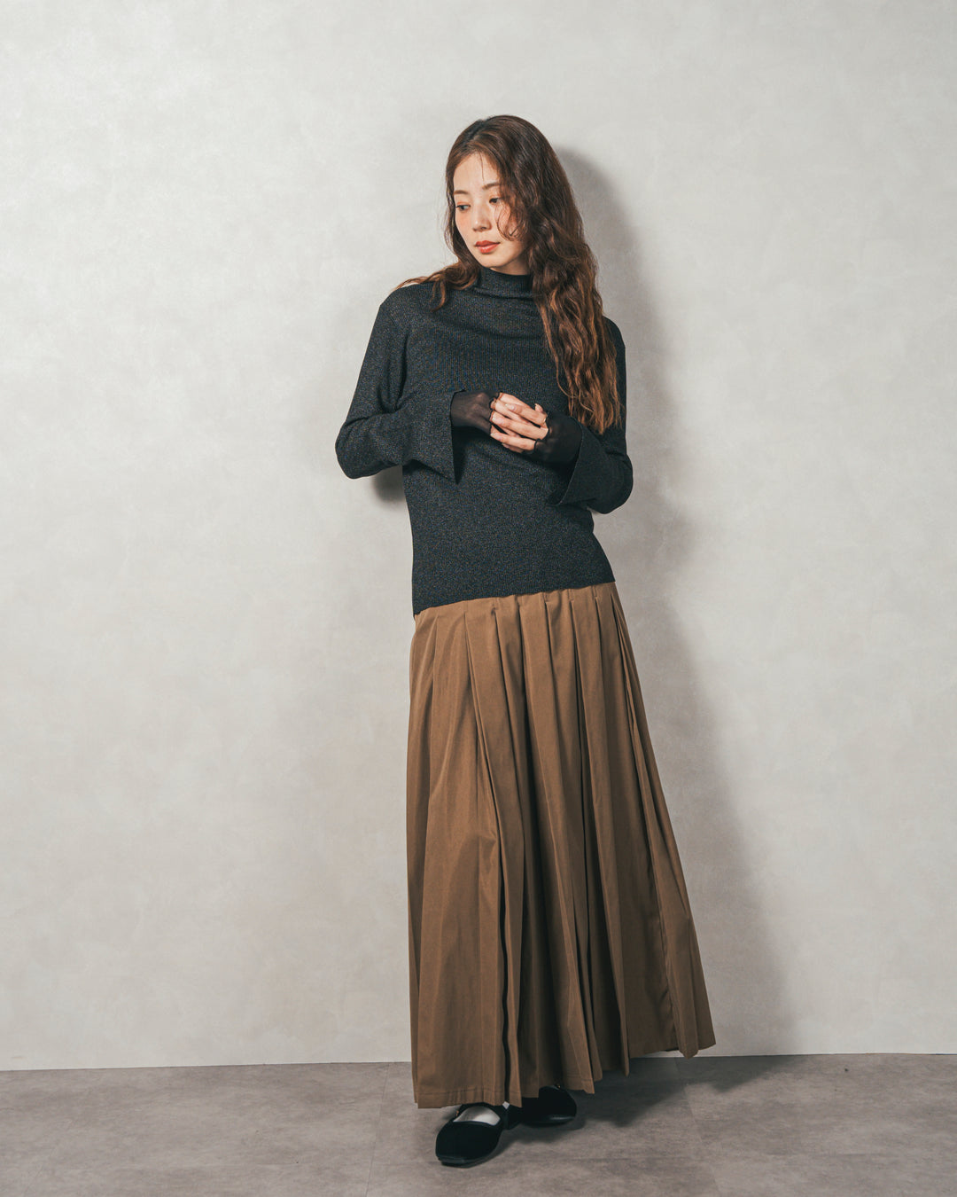 ［SET］袖レイヤードラメリブタートルニット+すっきり見えカップ付きキャミ+W-Tuckプリーツロングスカート（3SET）