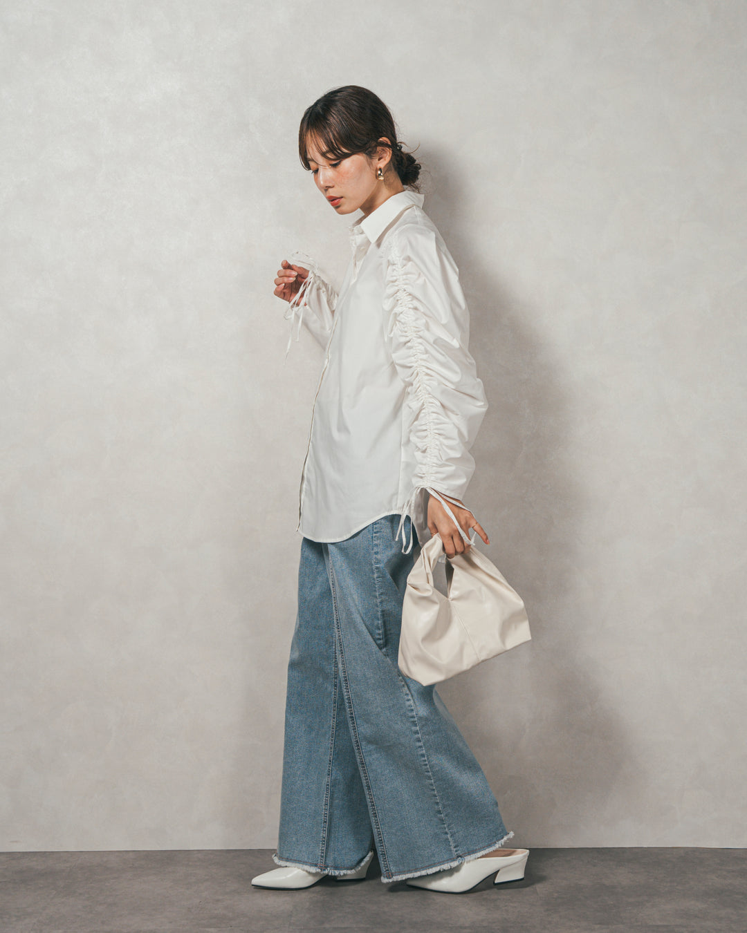 ［SET］ブロード袖ドロストデザインブラウス+2-Way Uネックメッシュニットベスト+センターシーム リラックスカラーデニム（3SET）