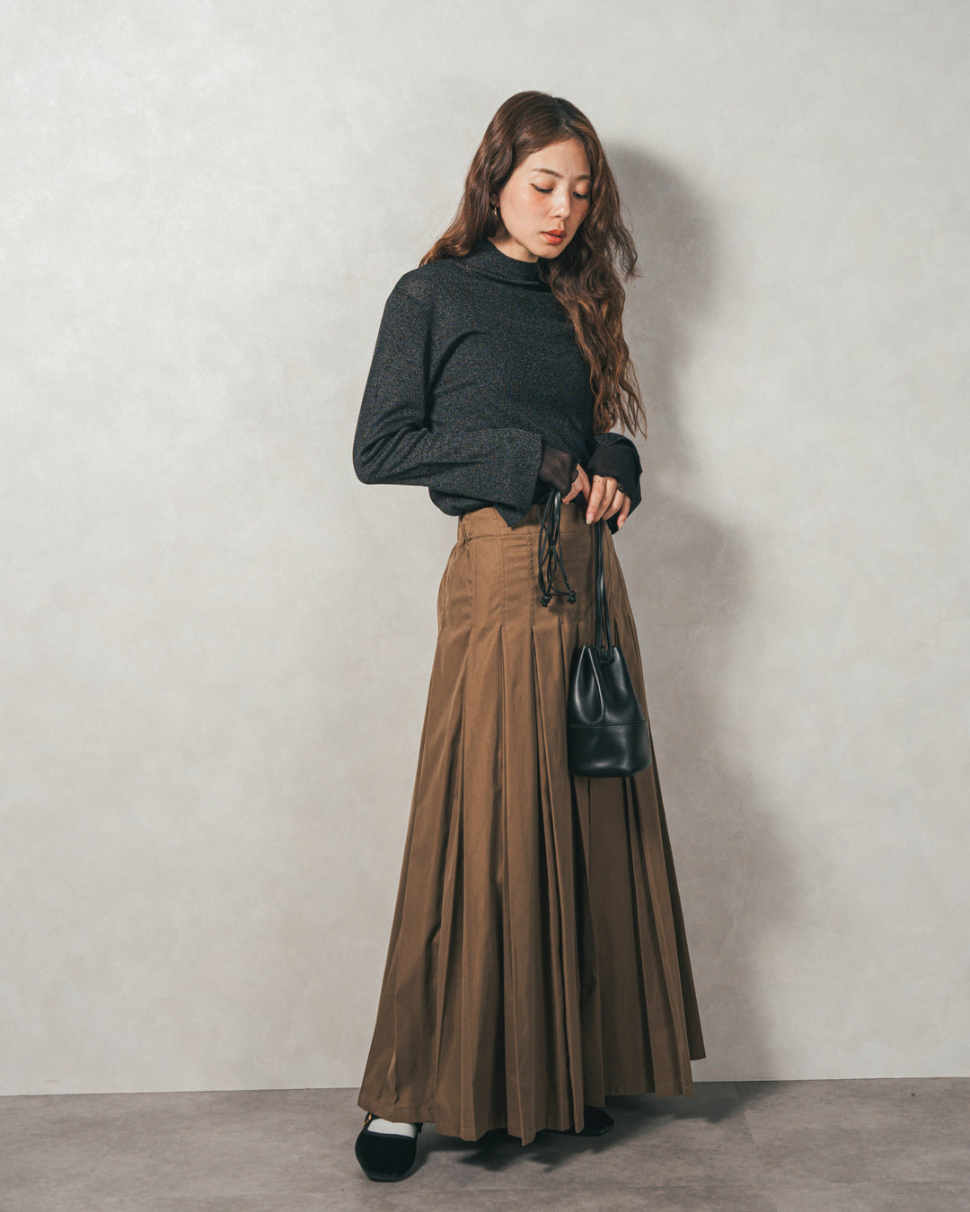 ［SET］袖レイヤードラメリブタートルニット+すっきり見えカップ付きキャミ+W-Tuckプリーツロングスカート（3SET）