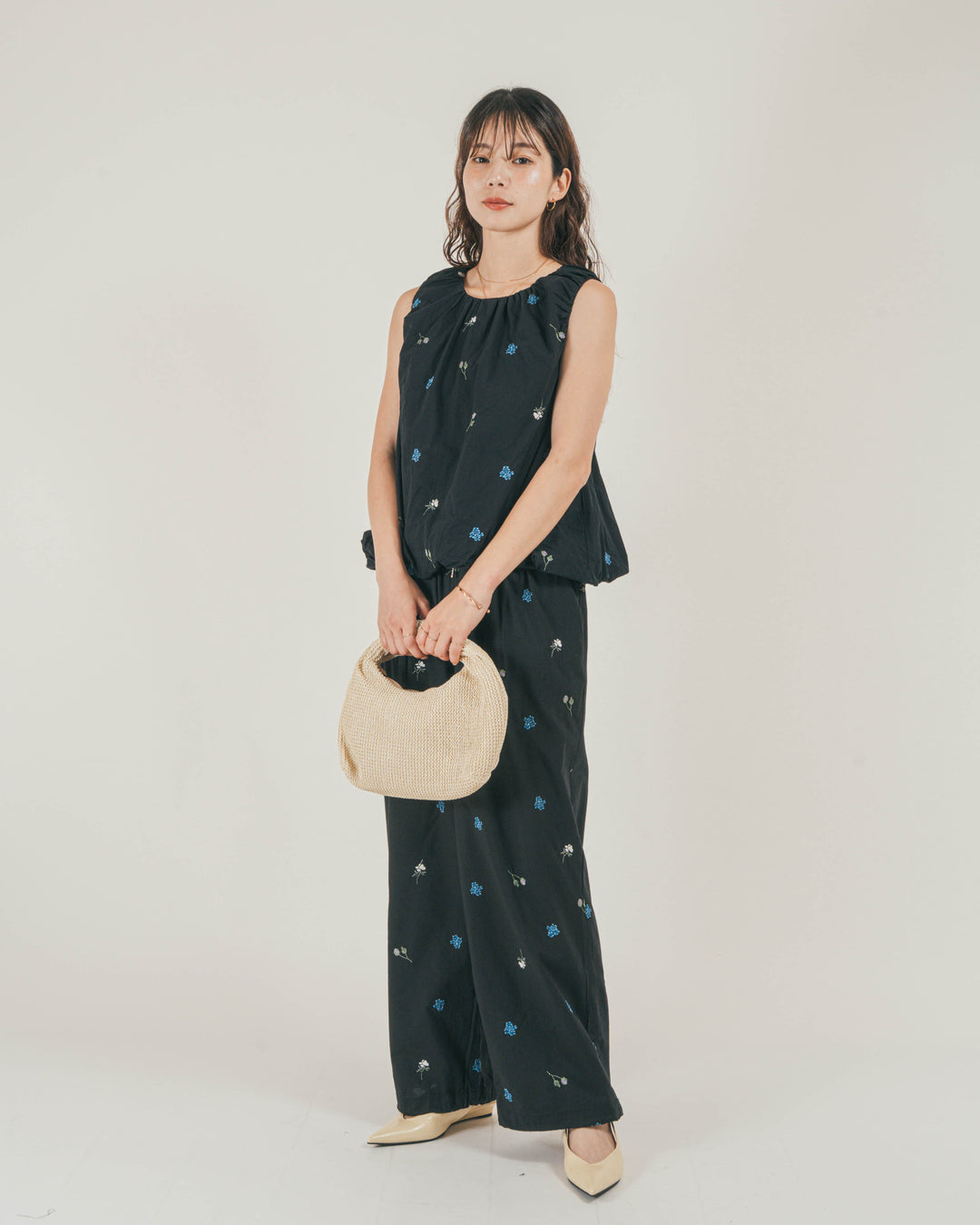 ［SET］Flower刺繍バルーンノースリブラウス + Flower刺繍チュニックキャミ + Flower刺繍リラックスパンツ（3SET）