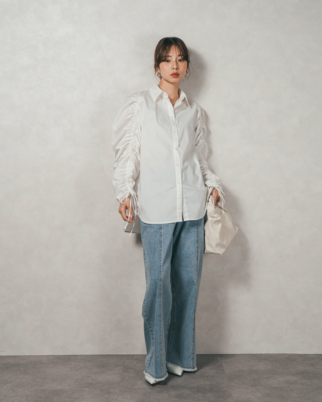 ［SET］ブロード袖ドロストデザインブラウス+2-Way Uネックメッシュニットベスト+センターシーム リラックスカラーデニム（3SET）