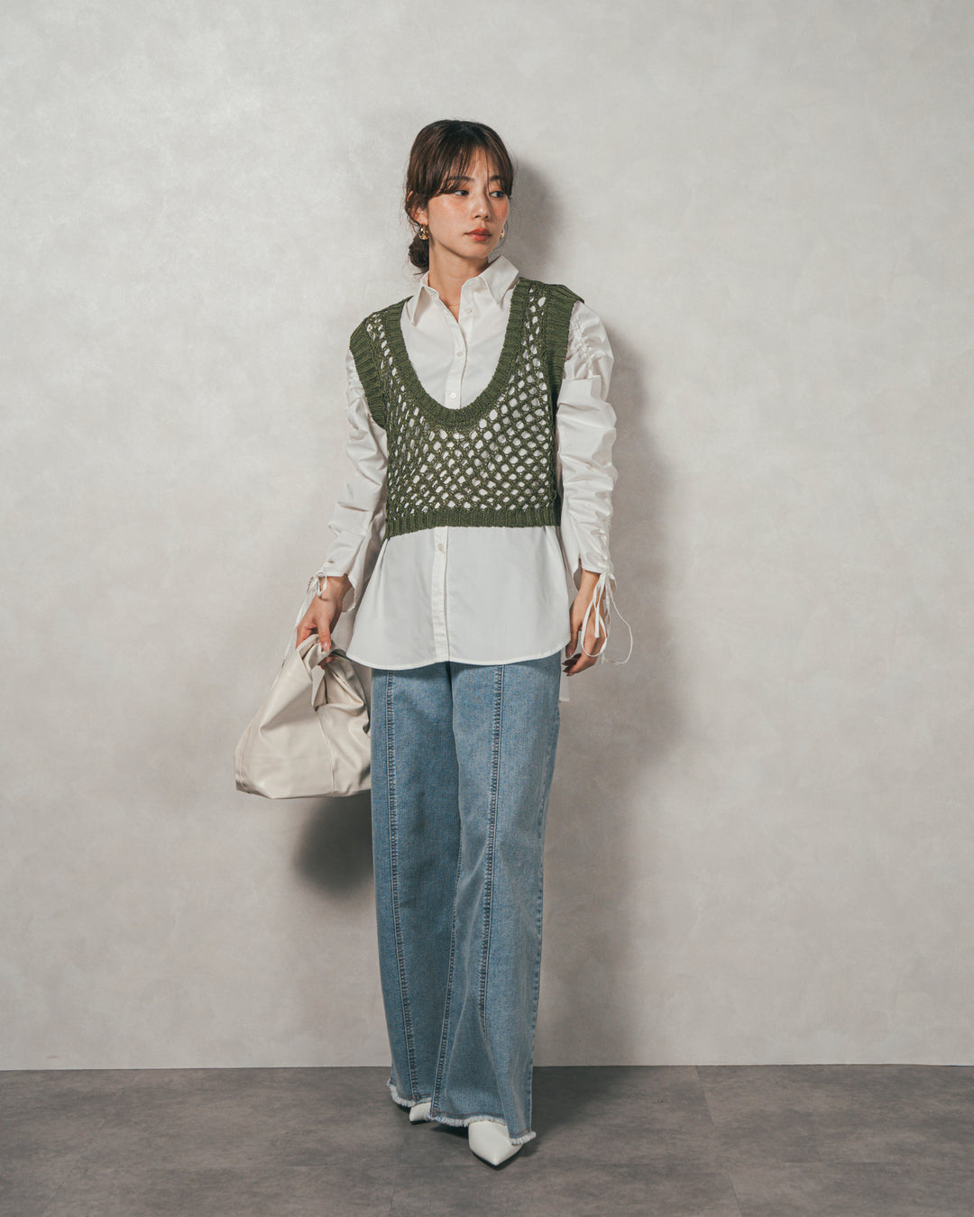 ［SET］ブロード袖ドロストデザインブラウス+2-Way Uネックメッシュニットベスト+センターシーム リラックスカラーデニム（3SET）