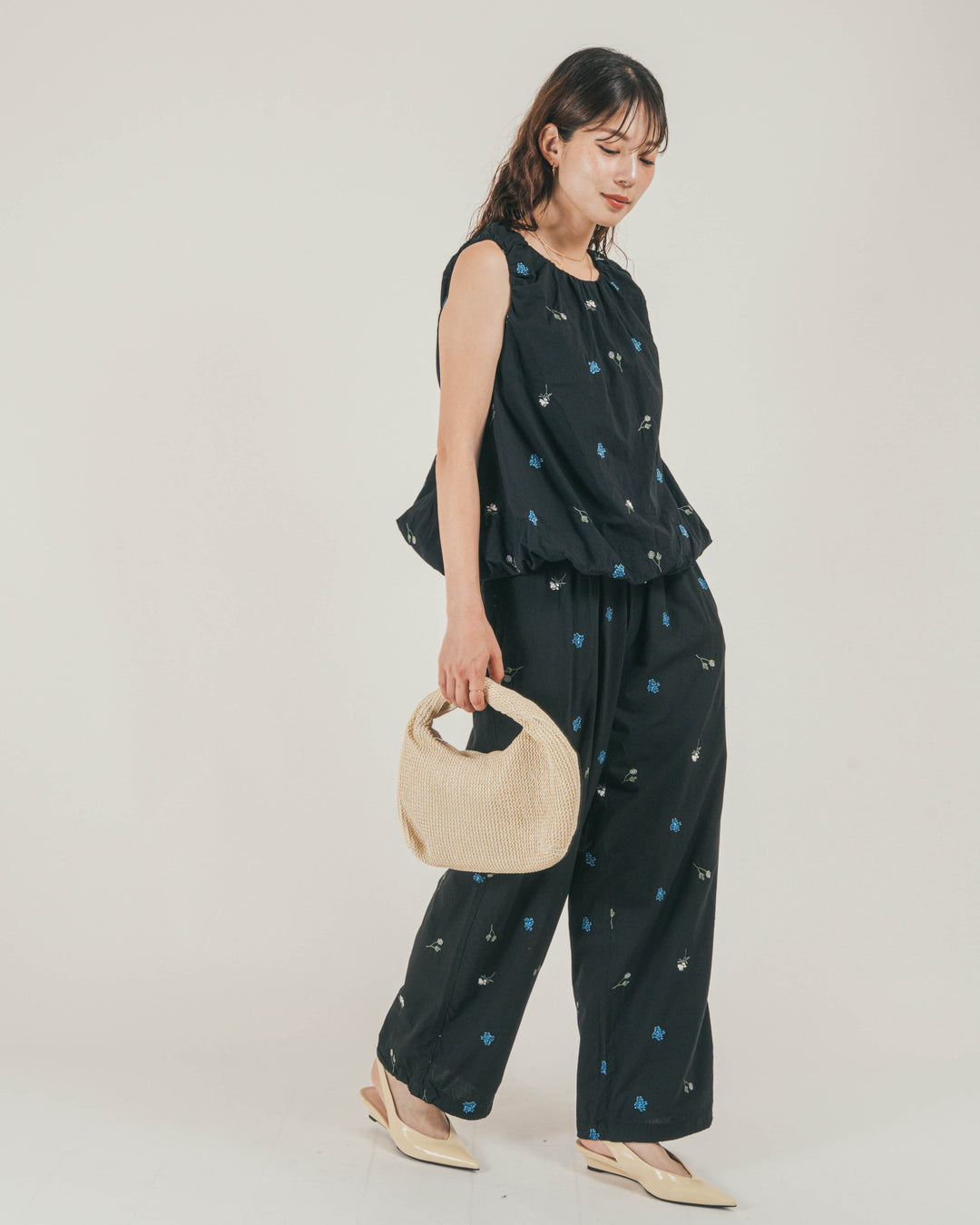 ［SET］Flower刺繍バルーンノースリブラウス + Flower刺繍リラックスパンツ（2SET）