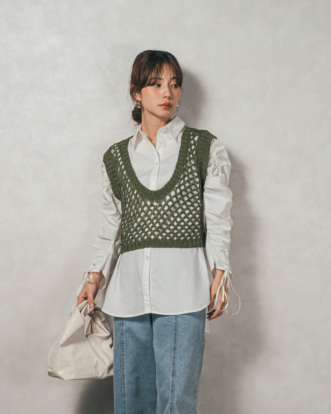 ［SET］ブロード袖ドロストデザインブラウス+2-Way Uネックメッシュニットベスト+センターシーム リラックスカラーデニム（3SET）