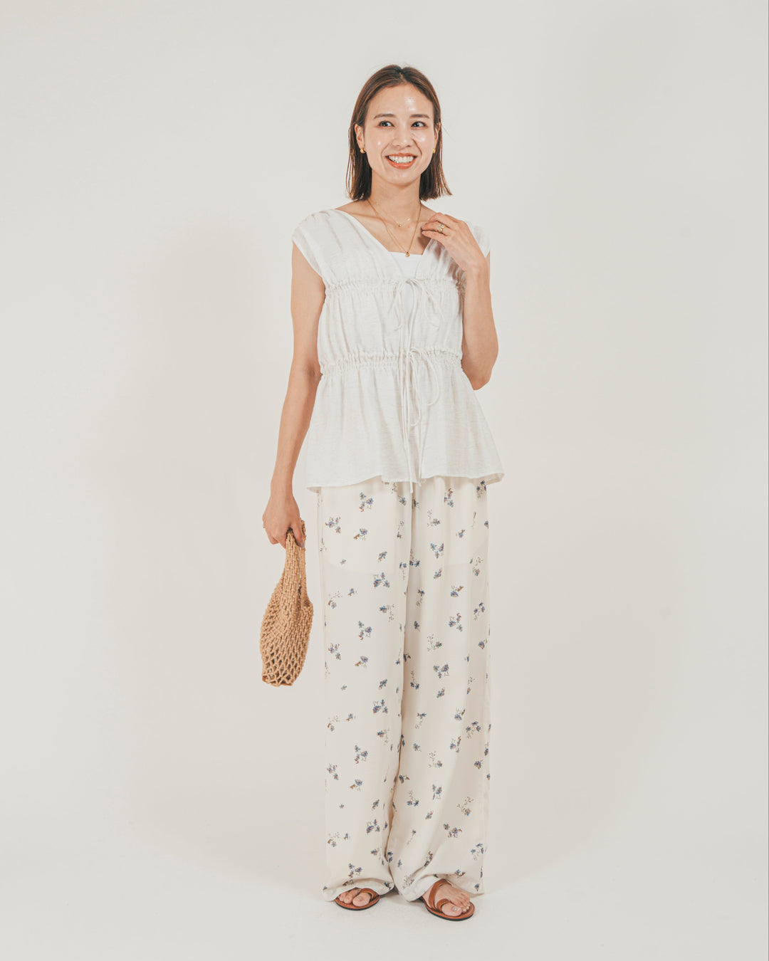 ［SET］リネンタッチShirringリボンブラウス + Flowerプリントイージーパンツ（2SET）