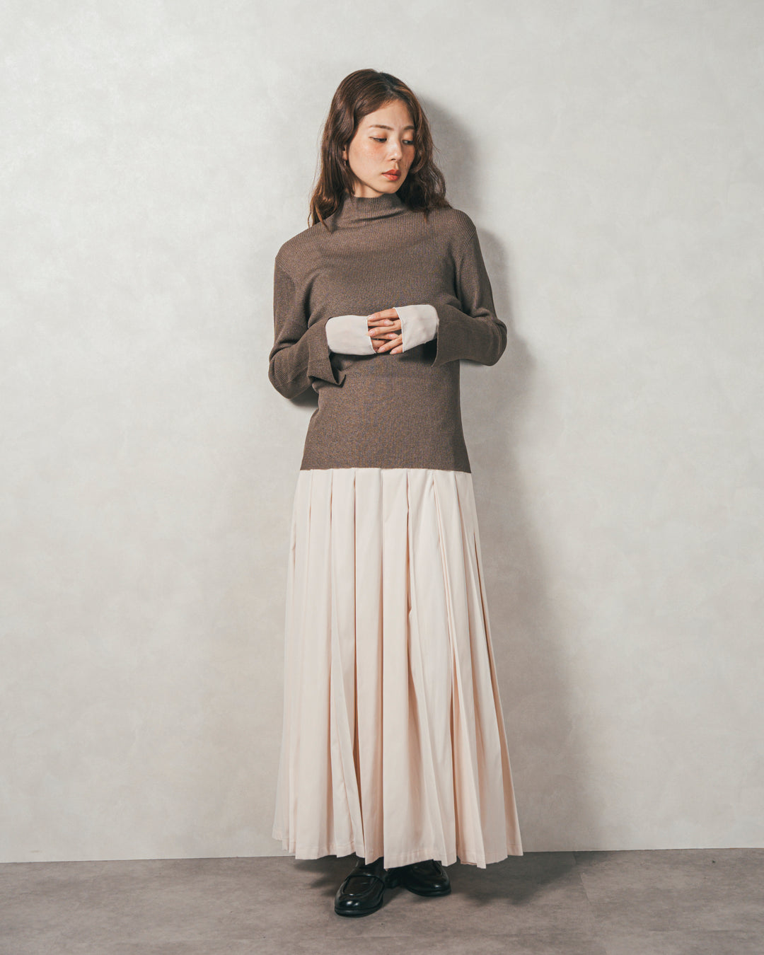 ［SET］袖レイヤードラメリブタートルニット+すっきり見えカップ付きキャミ+W-Tuckプリーツロングスカート（3SET）