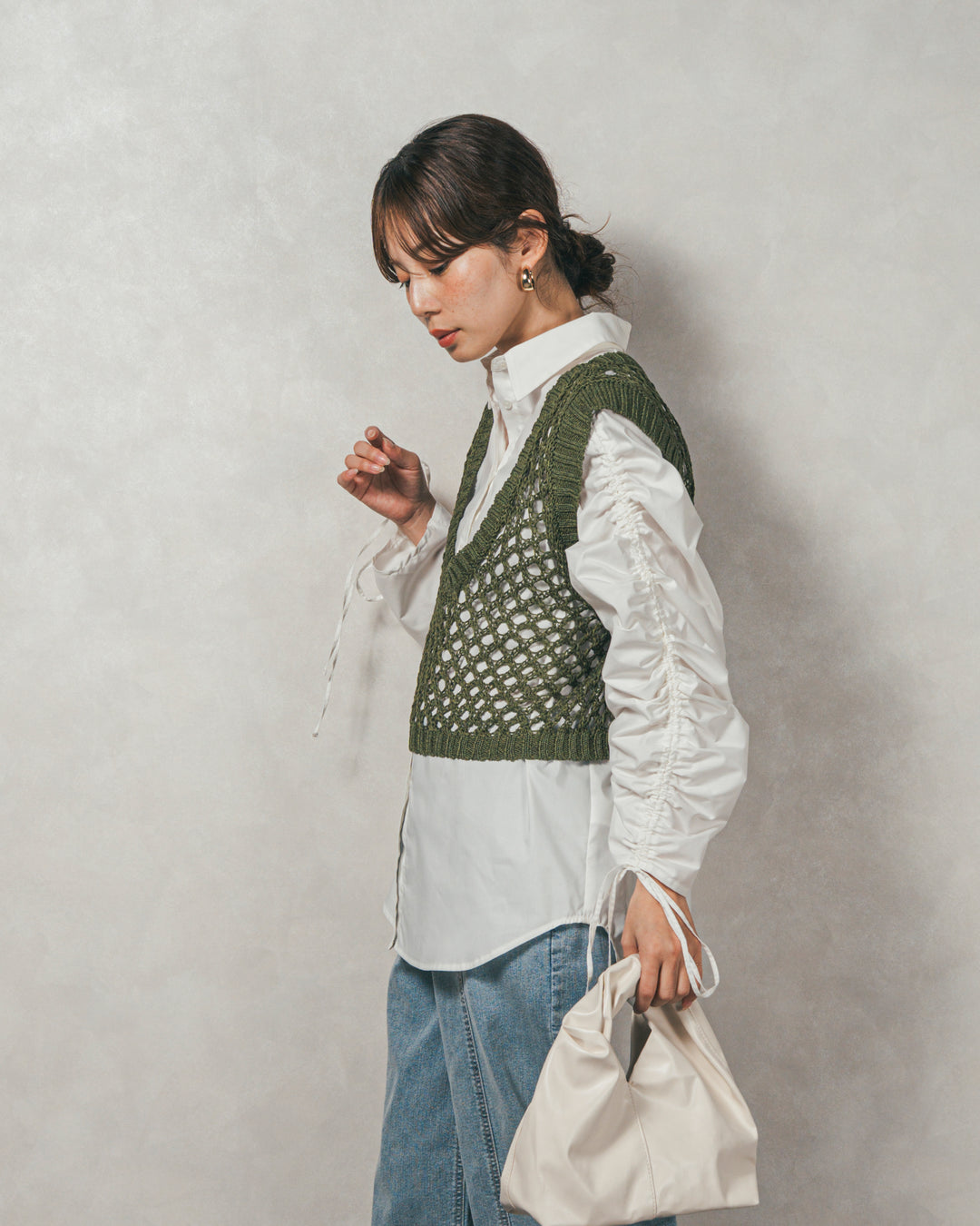 ［SET］ブロード袖ドロストデザインブラウス+2-Way Uネックメッシュニットベスト+センターシーム リラックスカラーデニム（3SET）