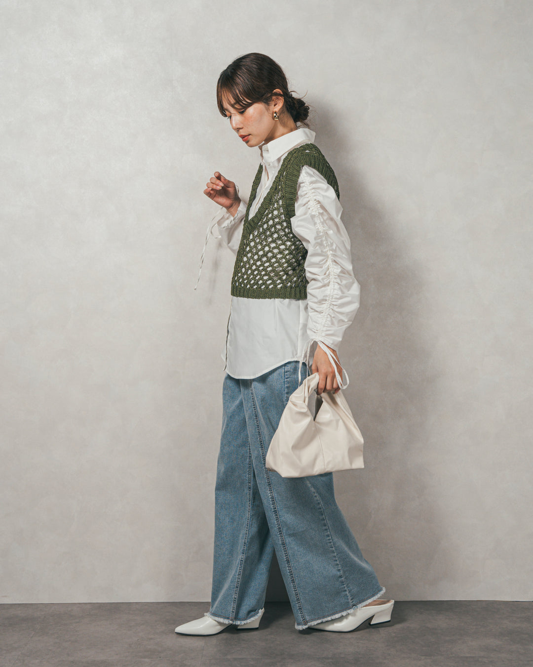 ［SET］ブロード袖ドロストデザインブラウス+2-Way Uネックメッシュニットベスト+センターシーム リラックスカラーデニム（3SET）