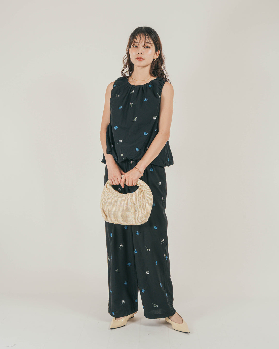 ［SET］Flower刺繍バルーンノースリブラウス + Flower刺繍リラックスパンツ（2SET）