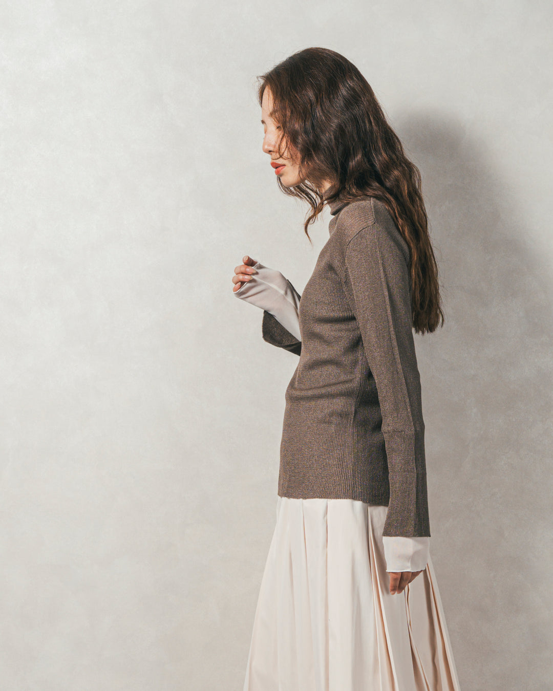 袖レイヤードラメリブタートルニット (KHAKI)