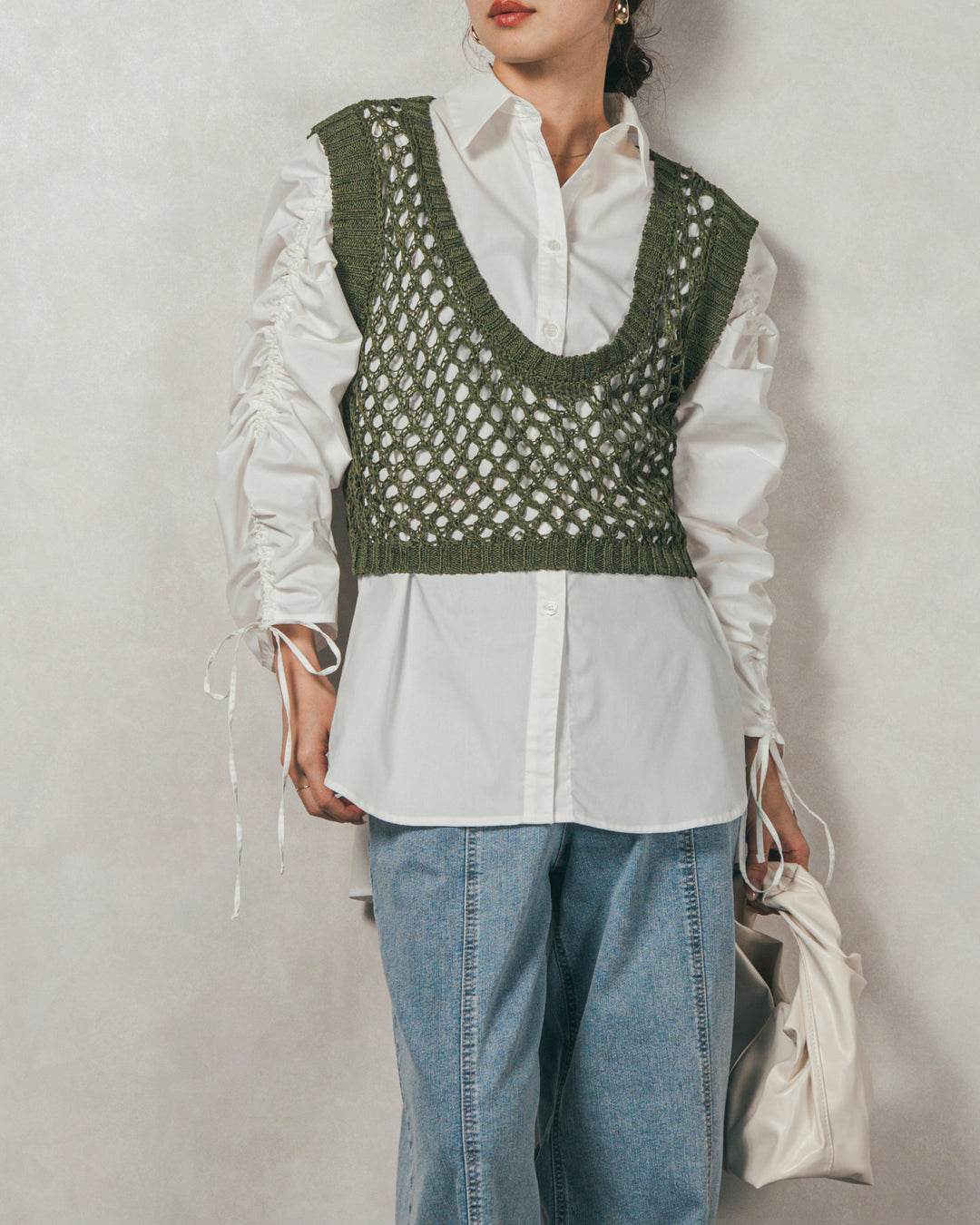 ［SET］ブロード袖ドロストデザインブラウス+2-Way Uネックメッシュニットベスト+センターシーム リラックスカラーデニム（3SET）