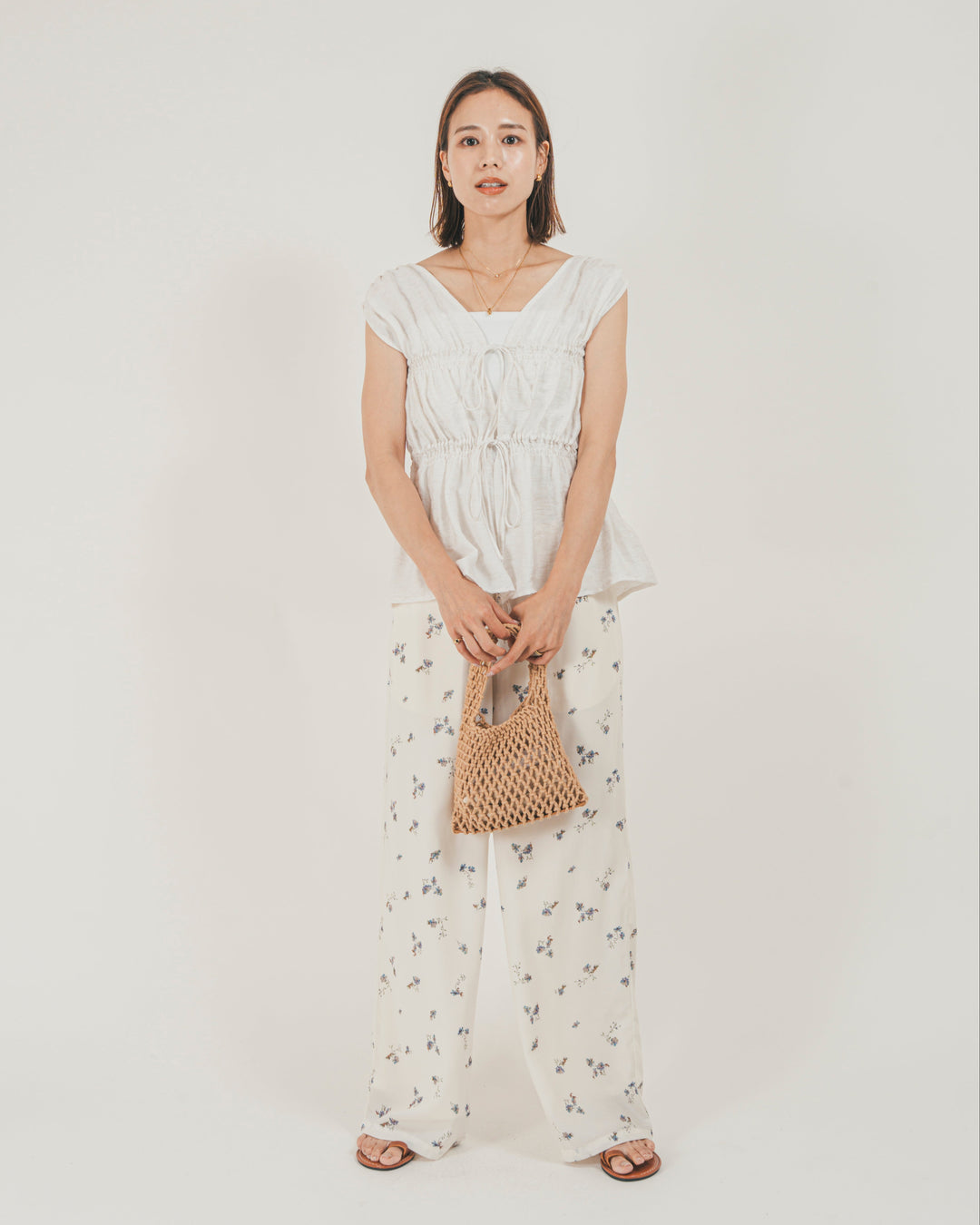 ［SET］リネンタッチShirringリボンブラウス + Flowerプリントイージーパンツ（2SET）