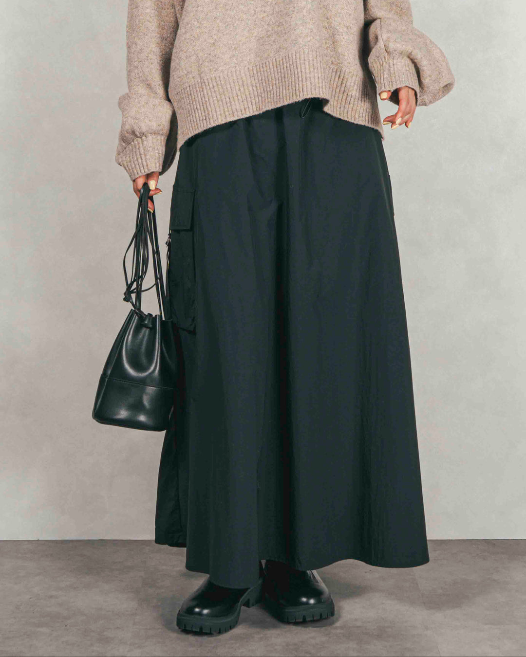 ［SET］メランジVネックニットレイヤードセット+ドローストリングナイロンカーゴスカート（2SET）