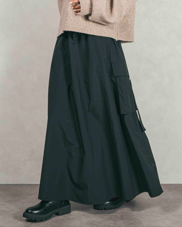 ［SET］メランジVネックニットレイヤードセット+ドローストリングナイロンカーゴスカート（2SET）
