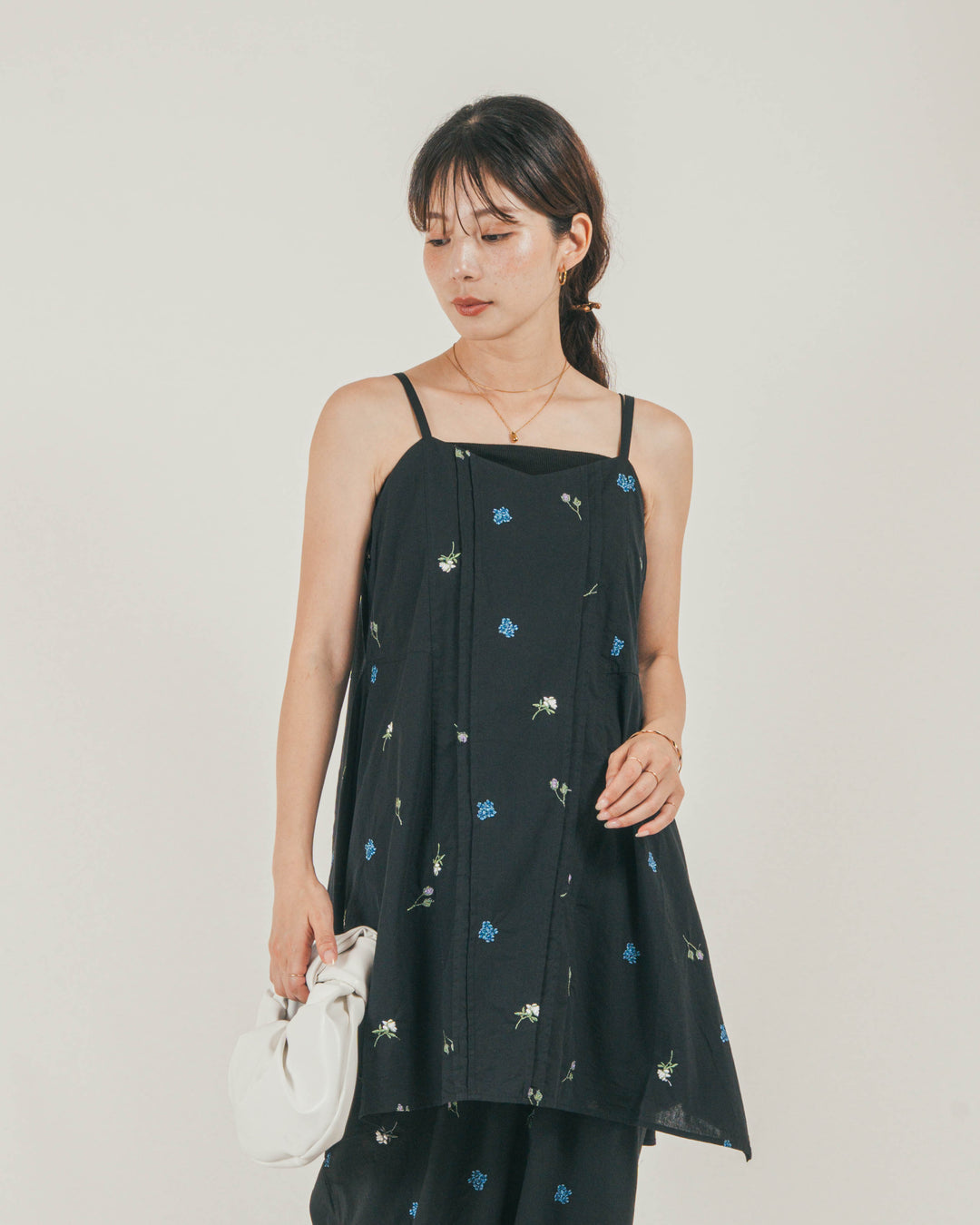 ［SET］Flower刺繍チュニックキャミ + Flower刺繍リラックスパンツ + カップ付きカットリブキャミ（3SET）