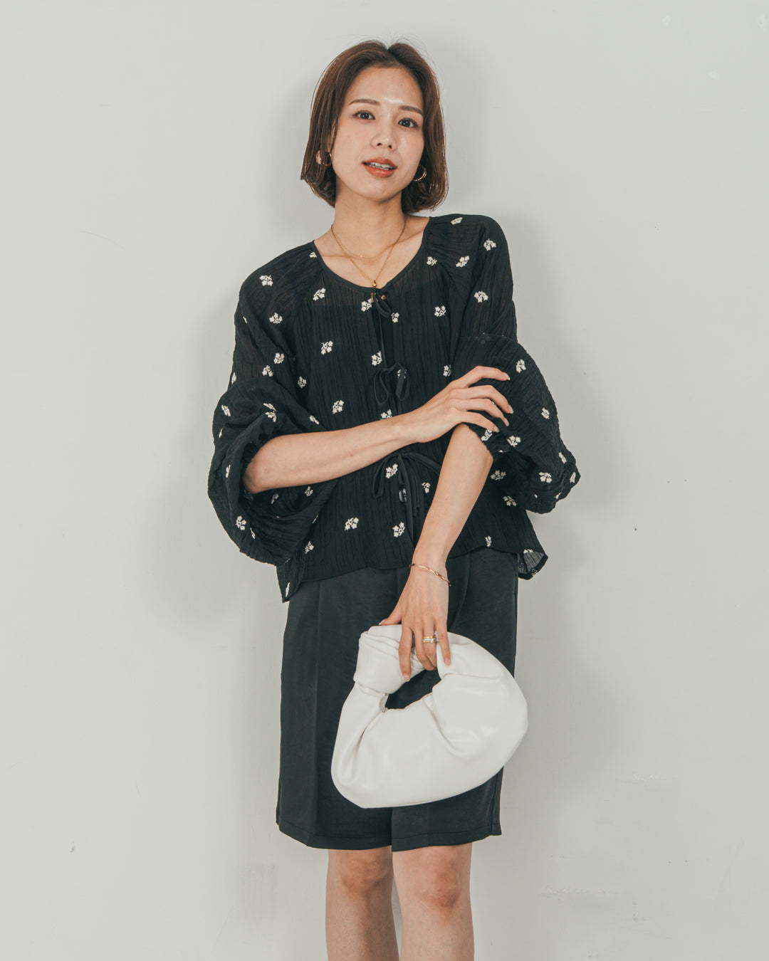 ［SET］フロントリボン刺繍 Veilブラウス + Vintageサテン　ハーフパンツ（2SET）