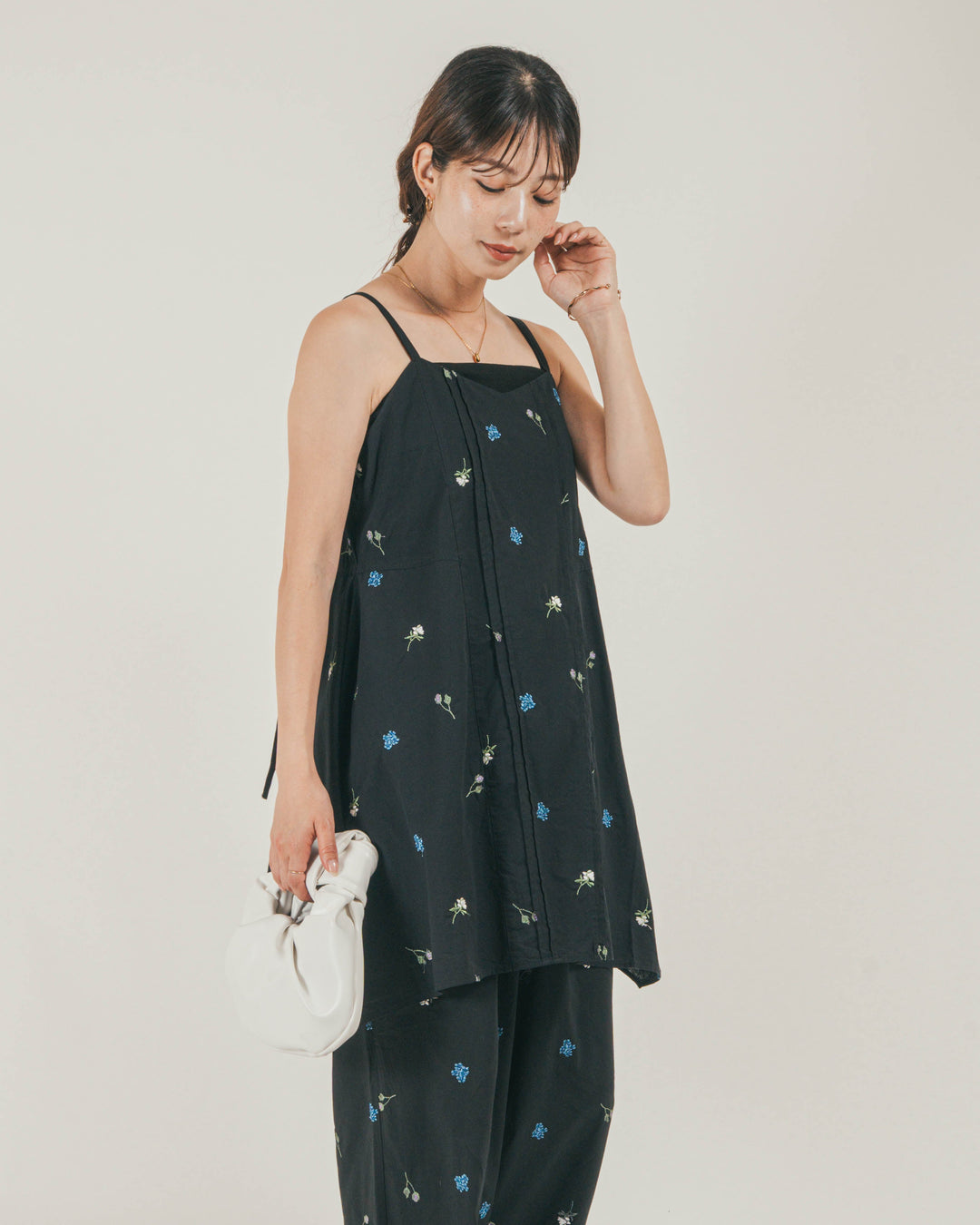［SET］Flower刺繍チュニックキャミ + Flower刺繍リラックスパンツ + カップ付きカットリブキャミ（3SET）