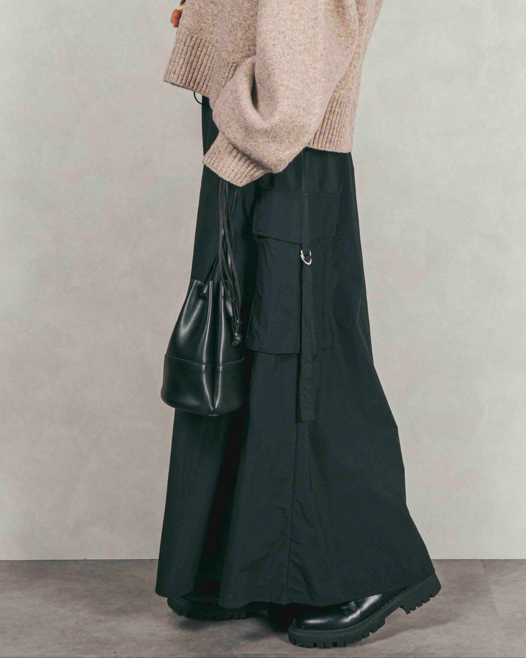 ［SET］メランジVネックニットレイヤードセット+ドローストリングナイロンカーゴスカート（2SET）