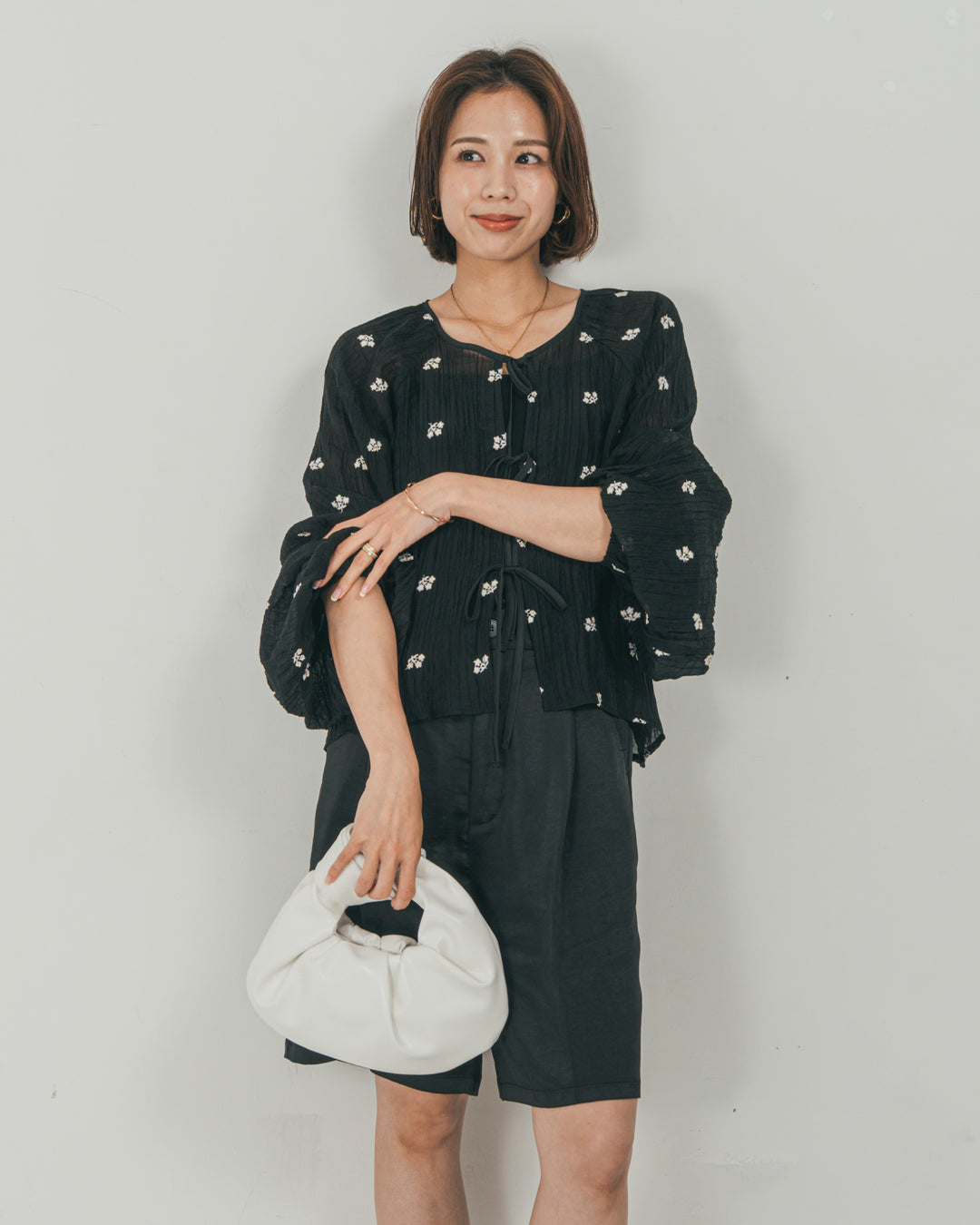 ［SET］フロントリボン刺繍 Veilブラウス + Vintageサテン　ハーフパンツ（2SET）