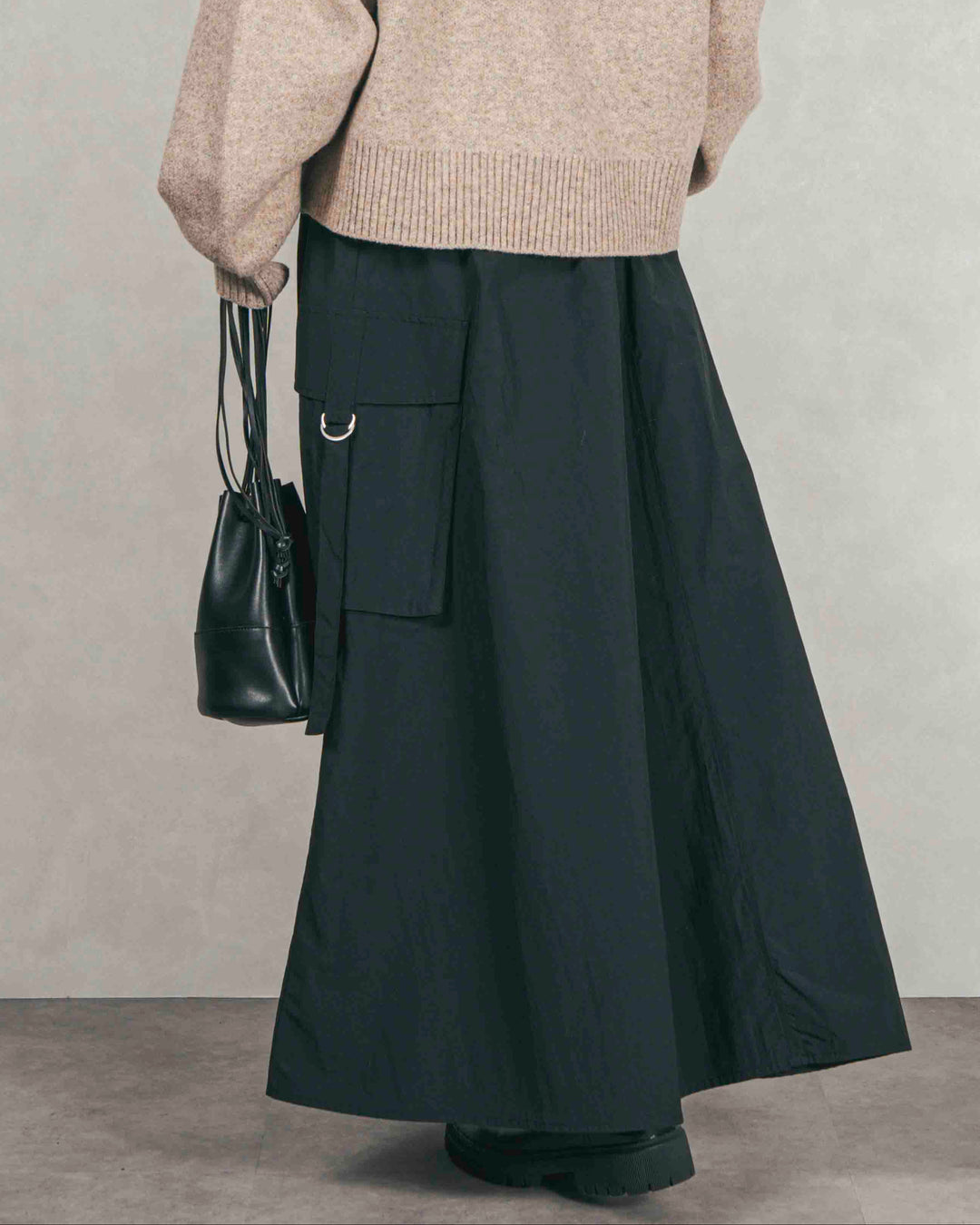 ［SET］メランジVネックニットレイヤードセット+ドローストリングナイロンカーゴスカート（2SET）