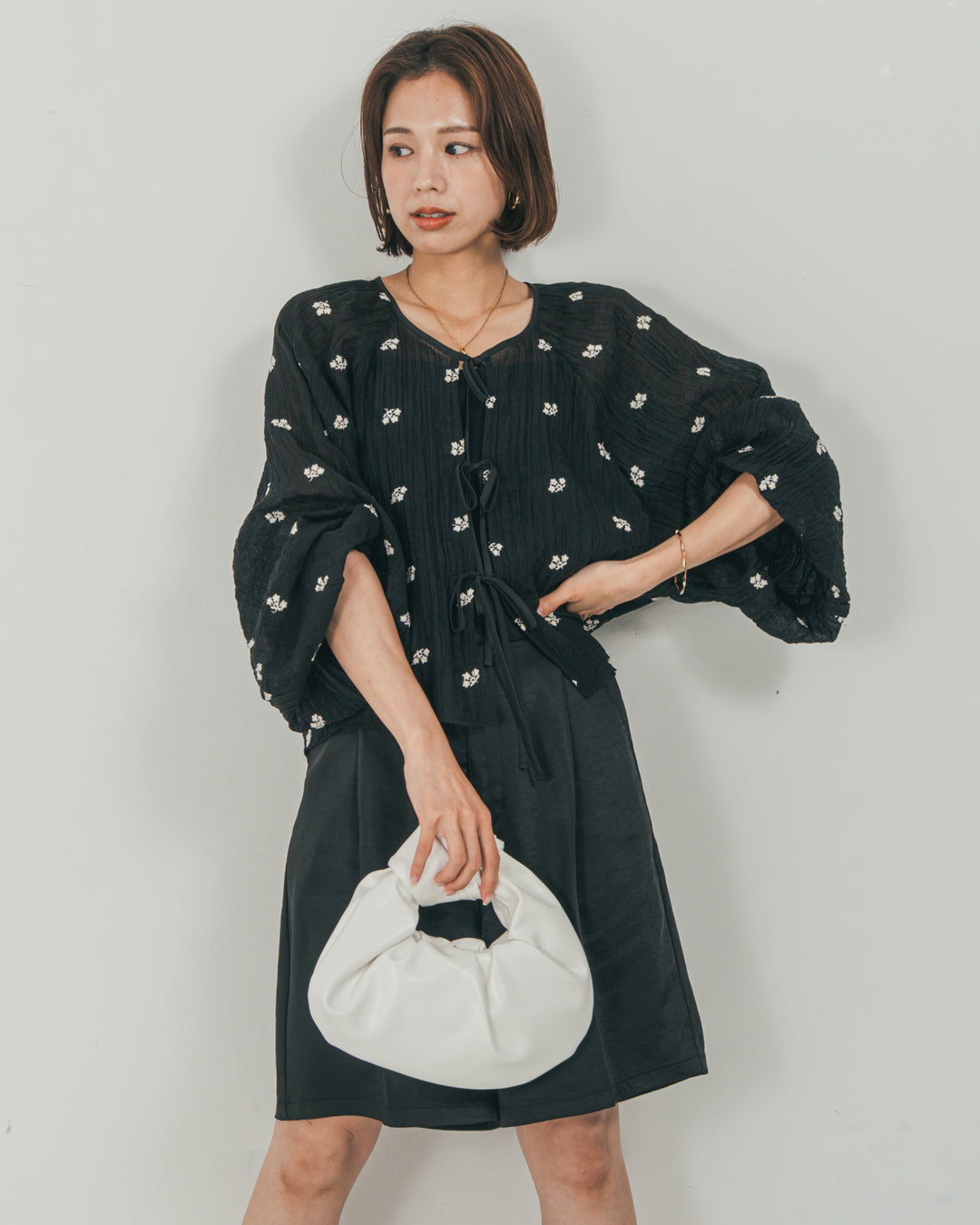 ［SET］フロントリボン刺繍 Veilブラウス + Vintageサテン　ハーフパンツ（2SET）