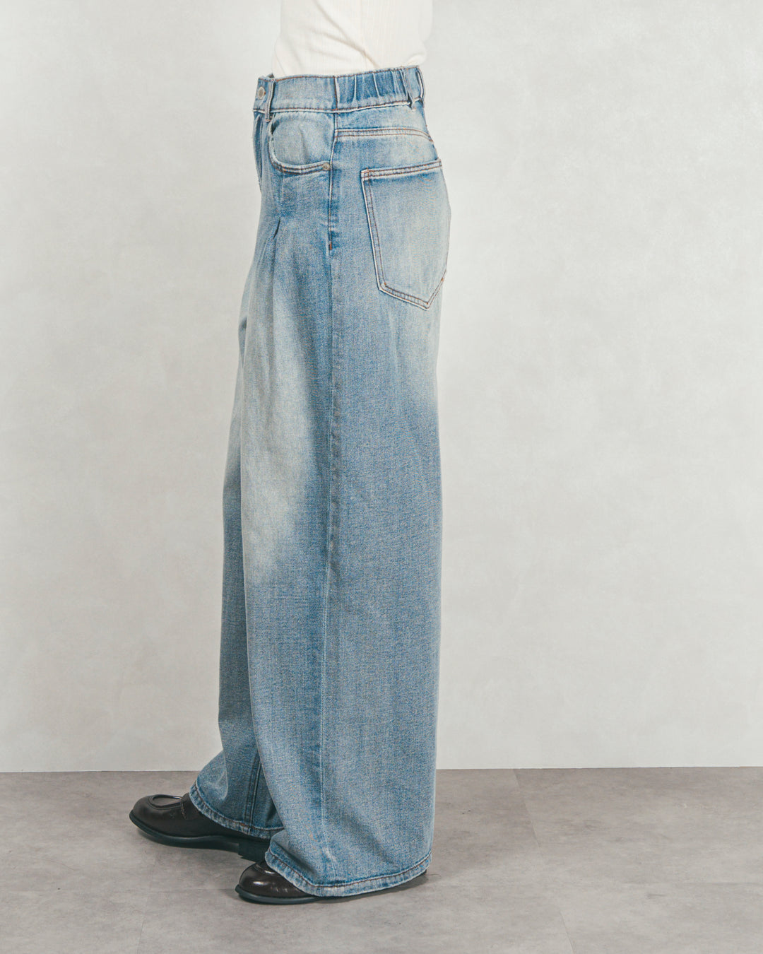 ［SET］フロントシリコンLogoスウェット+ラメSheerハイネックトップス+ワイドTuckイージーデニム