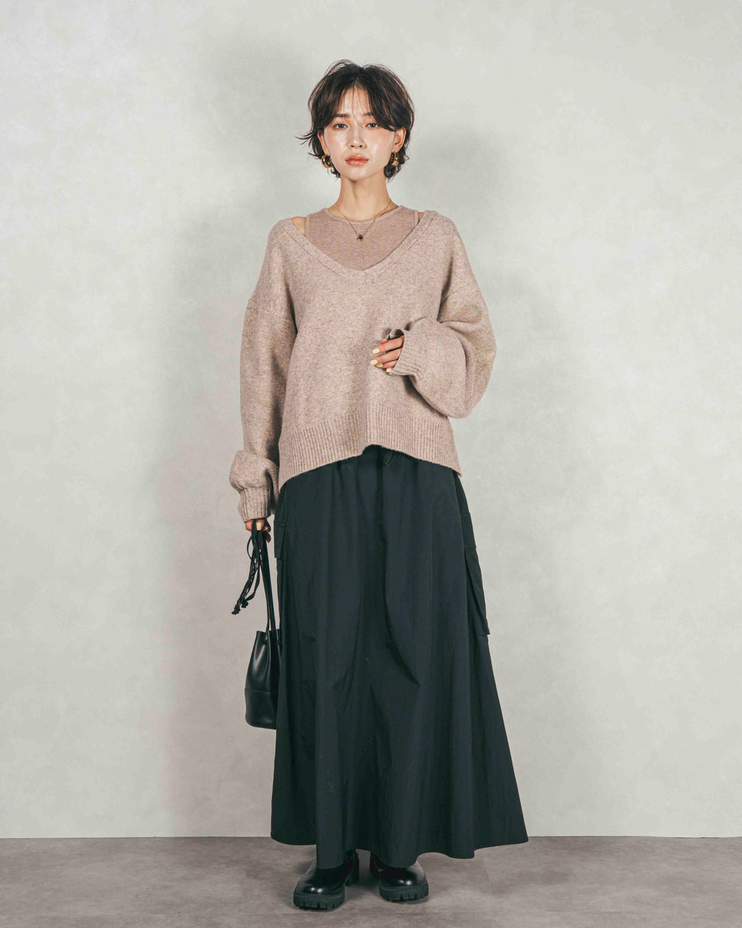 ［SET］メランジVネックニットレイヤードセット+ドローストリングナイロンカーゴスカート（2SET）