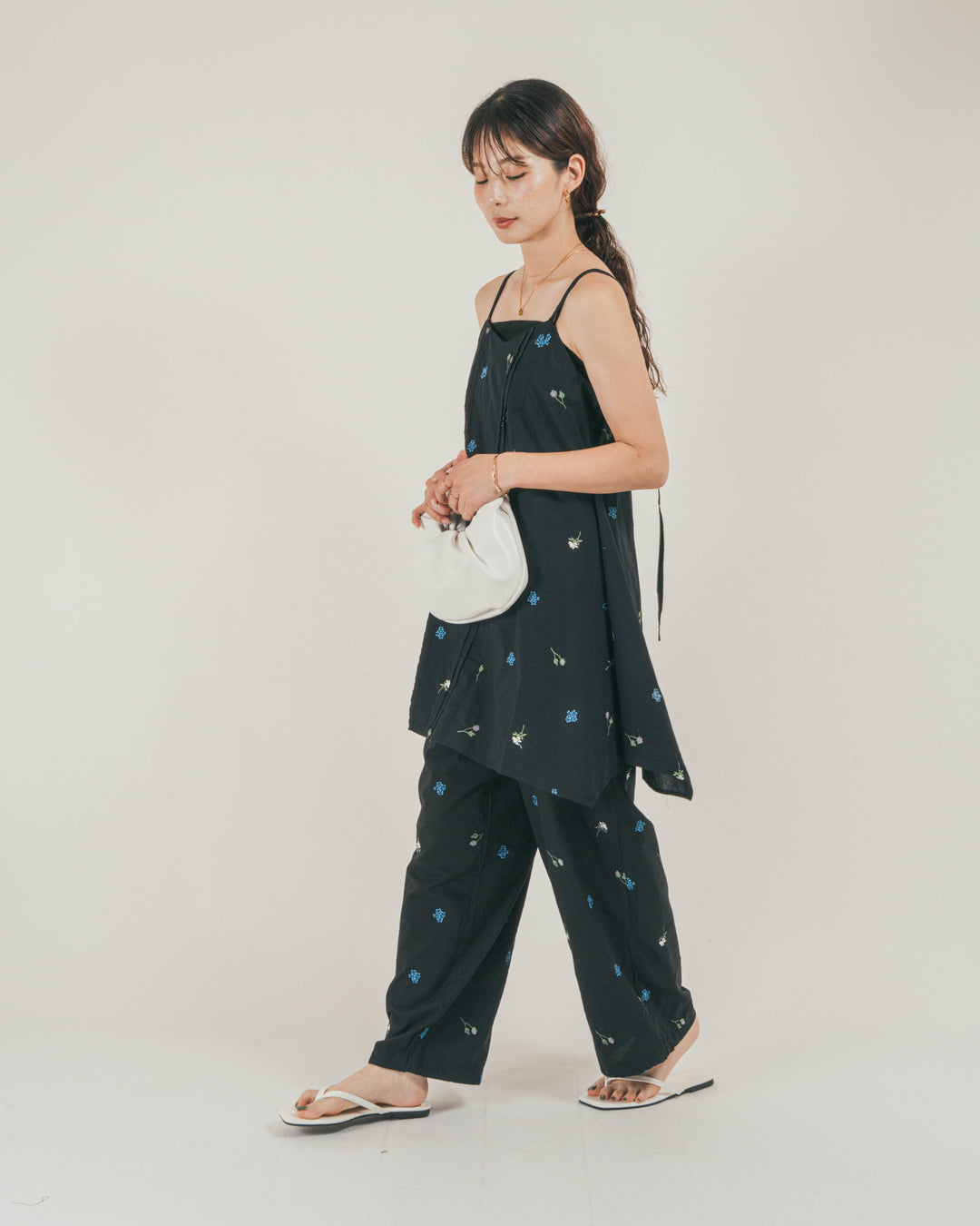［SET］Flower刺繍バルーンノースリブラウス + Flower刺繍チュニックキャミ + Flower刺繍リラックスパンツ（3SET）