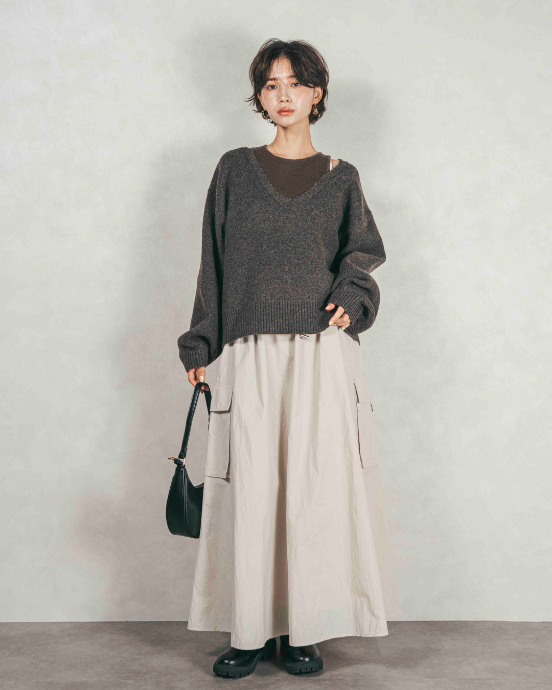 ［SET］メランジVネックニットレイヤードセット+ドローストリングナイロンカーゴスカート（2SET）