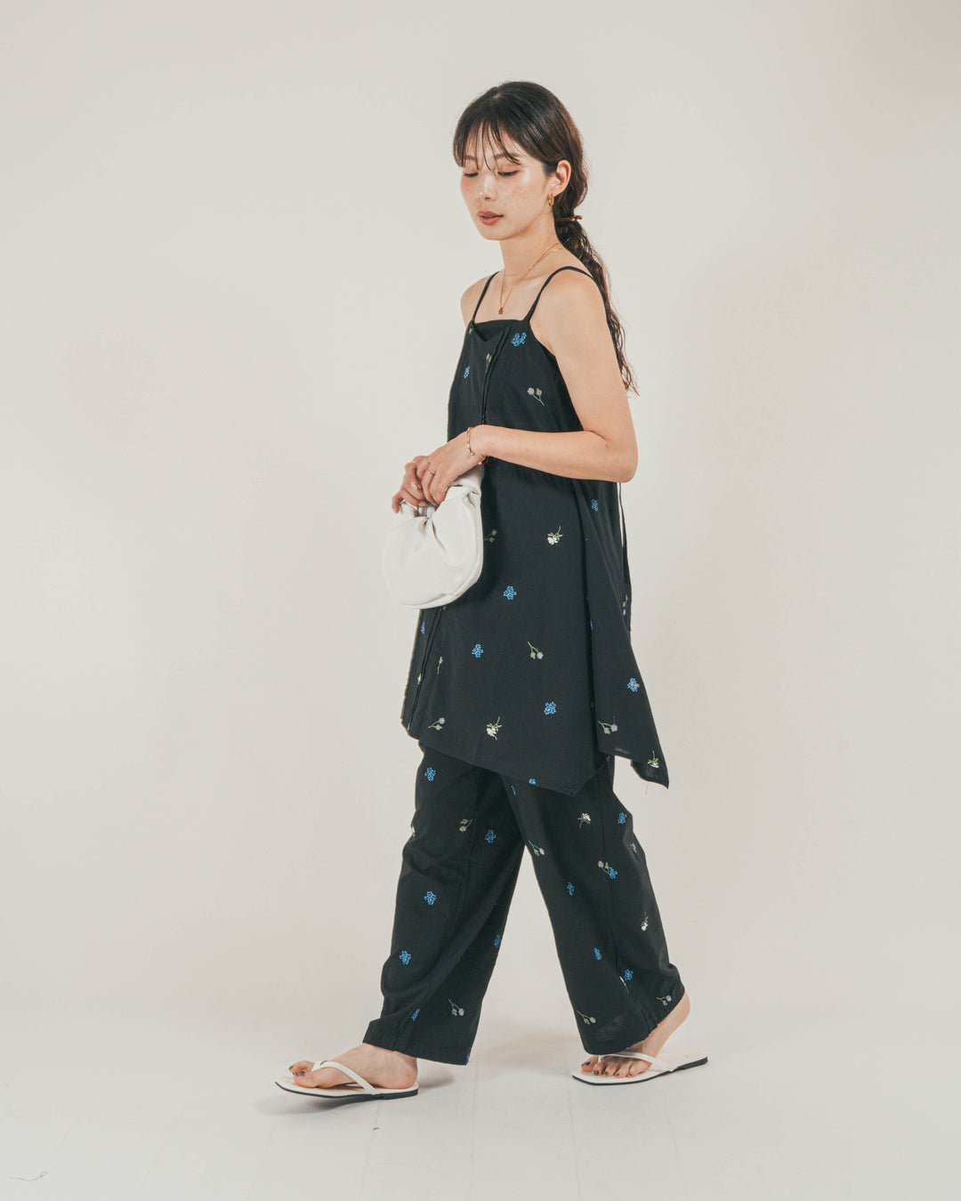 ［SET］Flower刺繍チュニックキャミ + Flower刺繍リラックスパンツ + カップ付きカットリブキャミ（3SET）
