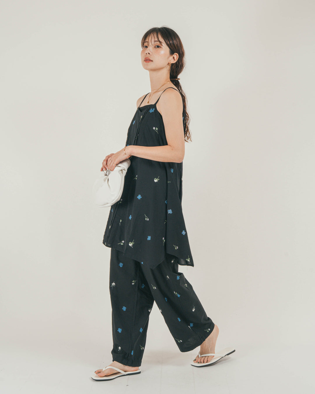 ［SET］Flower刺繍バルーンノースリブラウス + Flower刺繍チュニックキャミ + Flower刺繍リラックスパンツ（3SET）