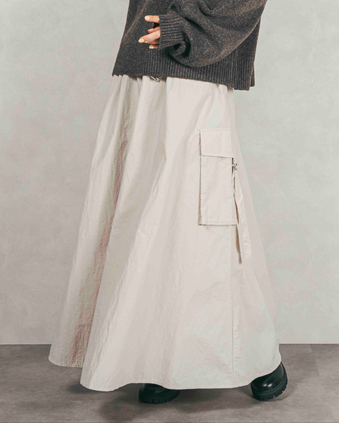 ［SET］メランジVネックニットレイヤードセット+ドローストリングナイロンカーゴスカート（2SET）