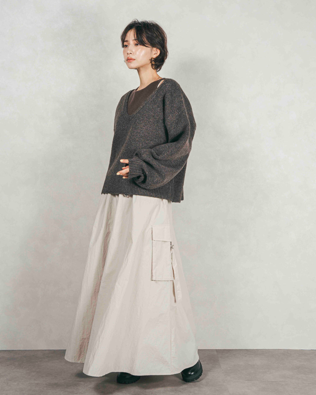 ［SET］メランジVネックニットレイヤードセット+ドローストリングナイロンカーゴスカート（2SET）
