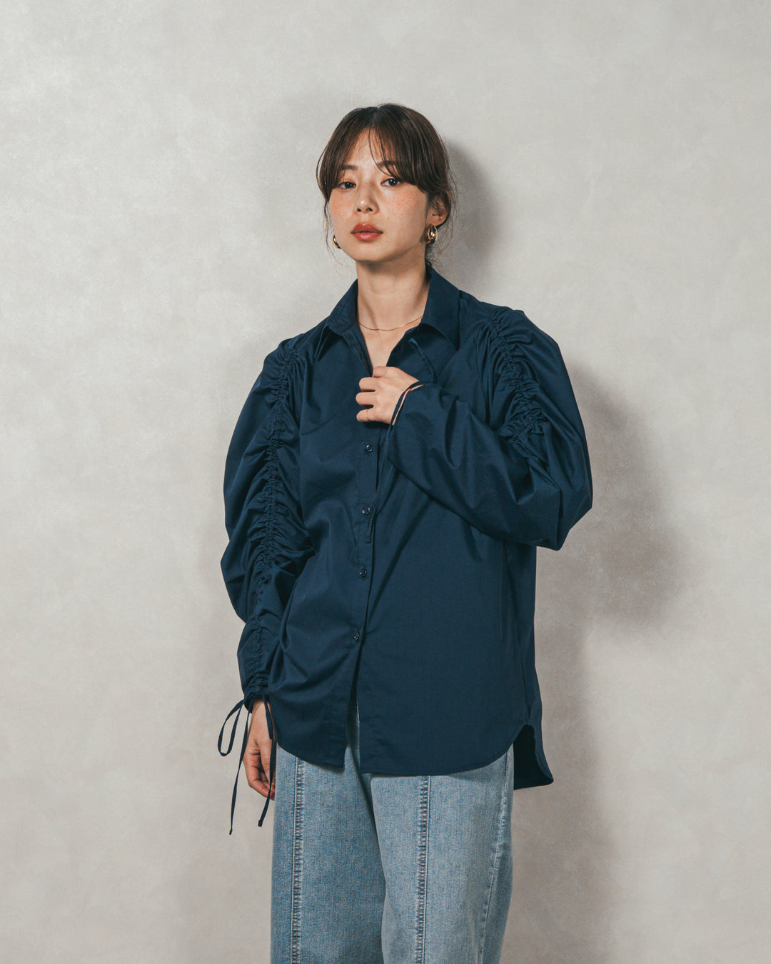 ［SET］ブロード袖ドロストデザインブラウス+2-Way Uネックメッシュニットベスト+センターシーム リラックスカラーデニム（3SET）