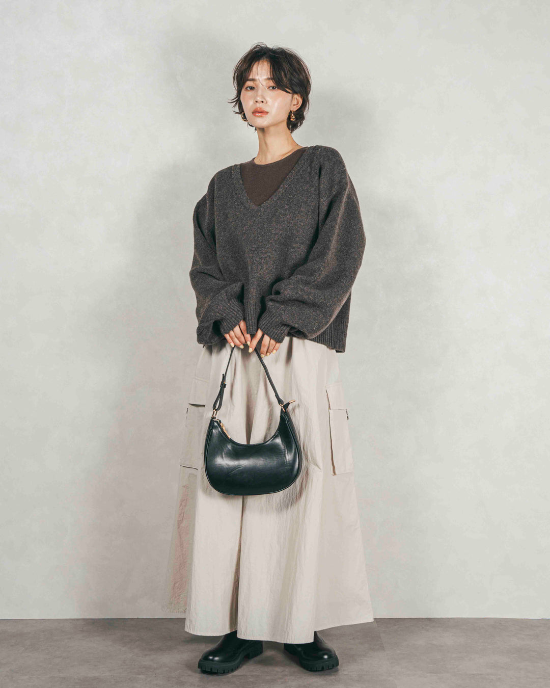 ［SET］メランジVネックニットレイヤードセット+ドローストリングナイロンカーゴスカート（2SET）