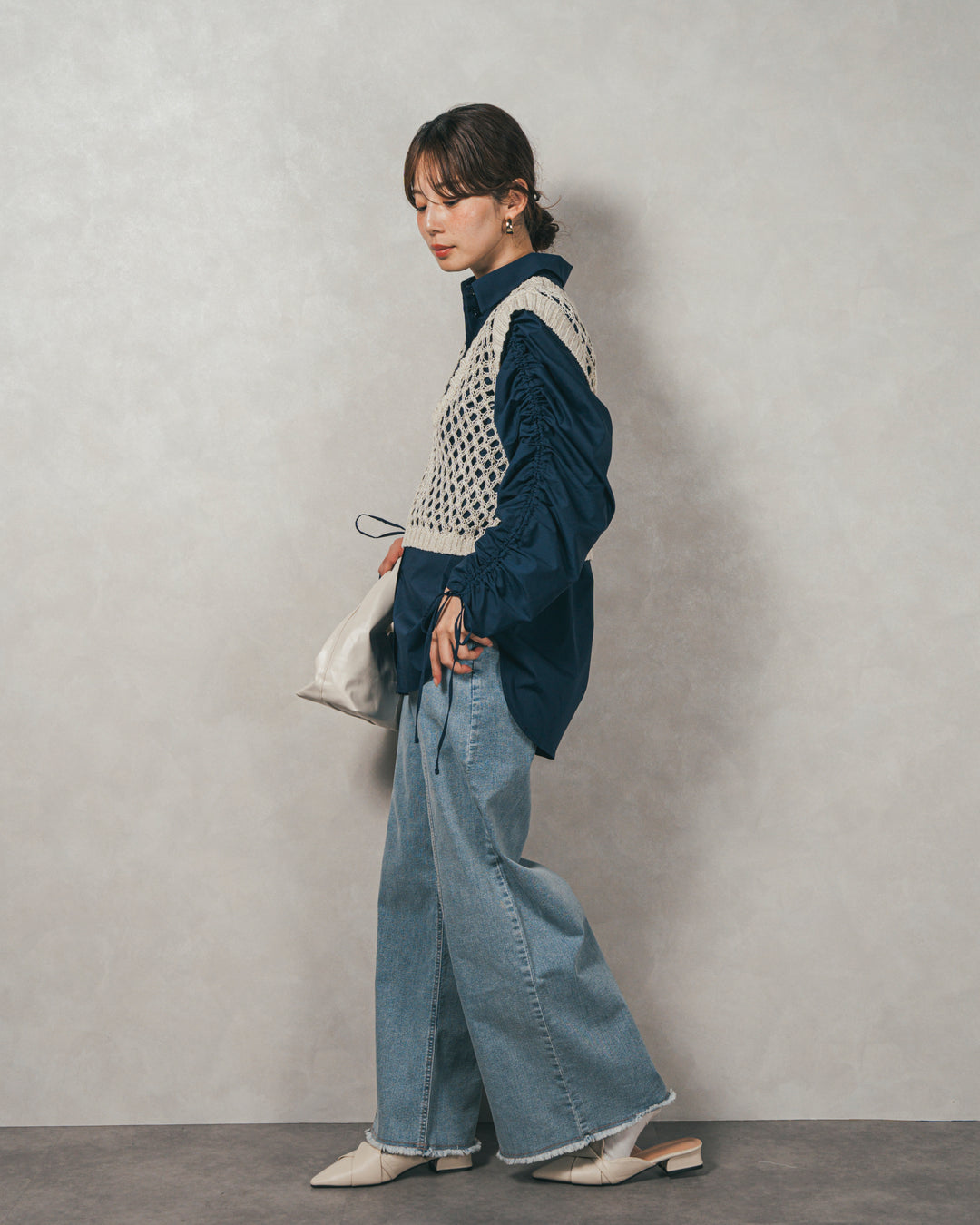 ［SET］ブロード袖ドロストデザインブラウス+2-Way Uネックメッシュニットベスト+センターシーム リラックスカラーデニム（3SET）