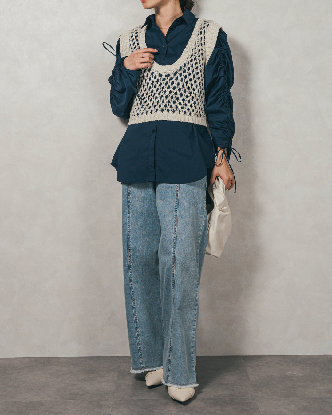 ［SET］ブロード袖ドロストデザインブラウス+2-Way Uネックメッシュニットベスト+センターシーム リラックスカラーデニム（3SET）