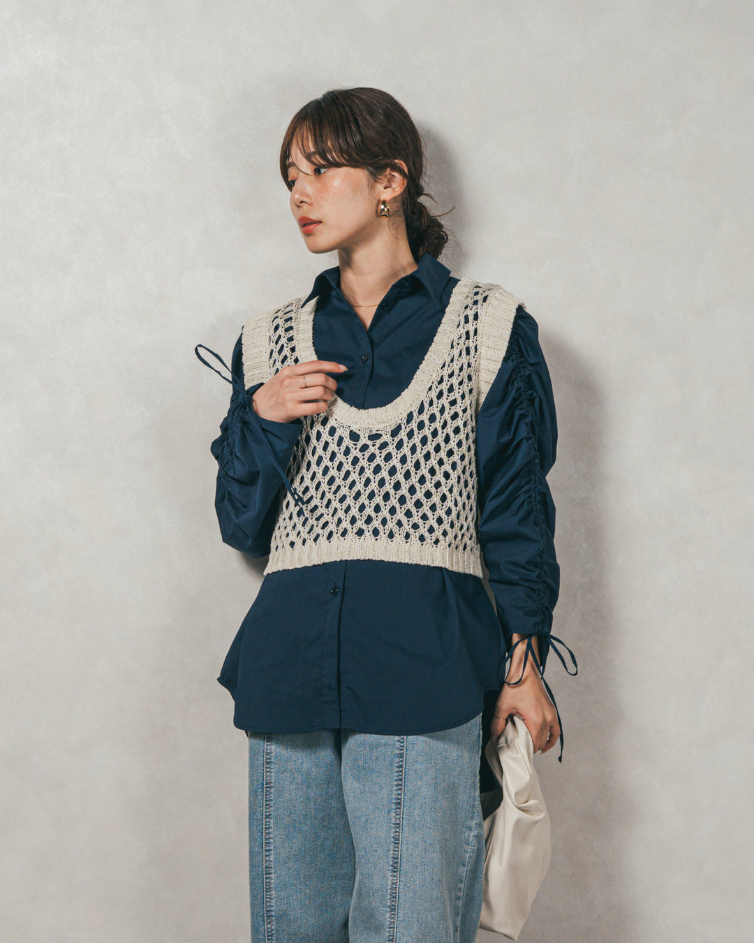 ［SET］ブロード袖ドロストデザインブラウス+2-Way Uネックメッシュニットベスト+センターシーム リラックスカラーデニム（3SET）