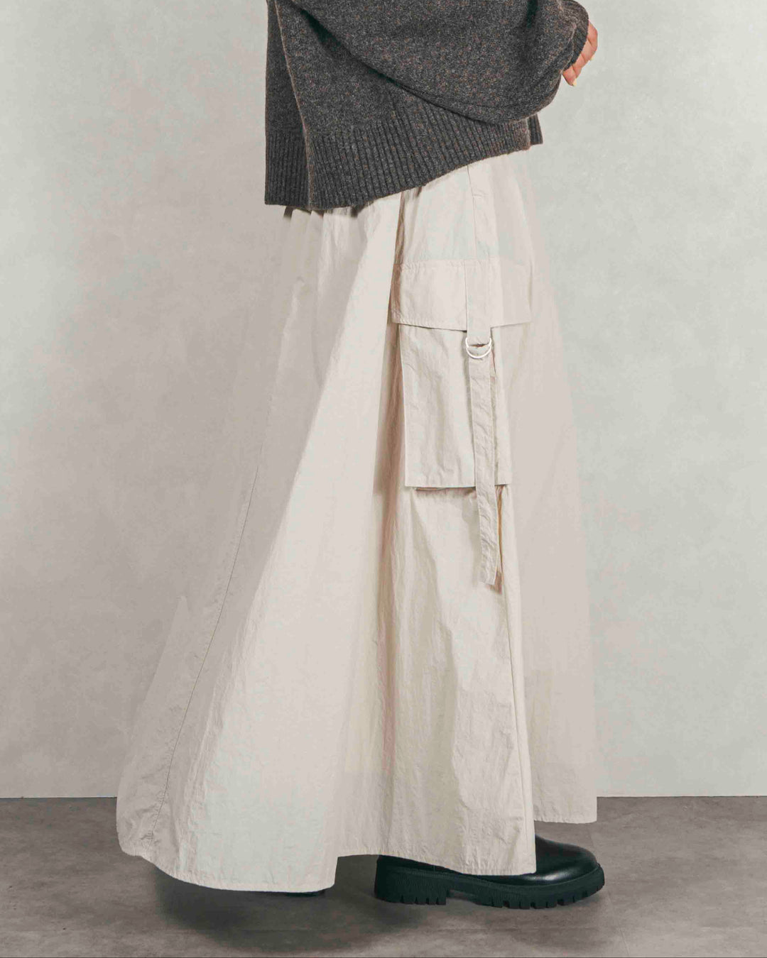 ［SET］メランジVネックニットレイヤードセット+ドローストリングナイロンカーゴスカート（2SET）