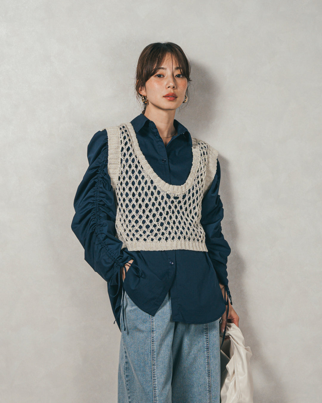 ［SET］ブロード袖ドロストデザインブラウス+2-Way Uネックメッシュニットベスト+センターシーム リラックスカラーデニム（3SET）